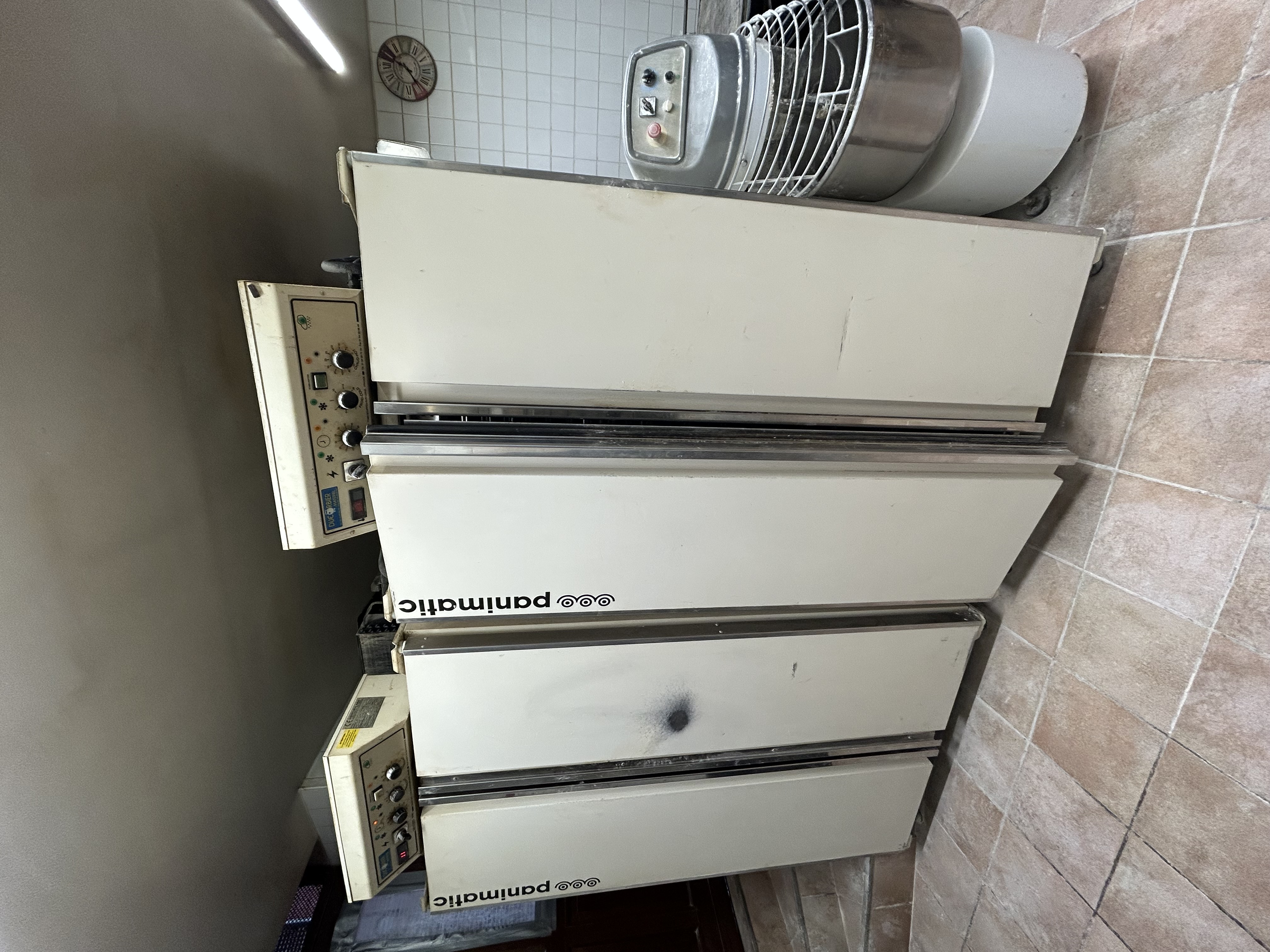 A vendre Opportunité exceptionnelle !
Cette Boulangerie-pâtisserie idéalement située sur le port d’une ville très touristique, à proximité d’Eu.
L'Emplacement stratégique offrant une forte visibilité et un flux constant de clientèle toute l’année, avec une activité particulièrement soutenue en saison estivale.
Le magasin est fonctionnel et immédiatement exploitable, sans travaux intérieurs à prévoir. L’espace de vente, situé au rez-de-chaussée, est bien agencé et permet une présentation attractive des produits.
Le fournil est opérationnel et adapté à une production régulière et optimisée.
Au sous-sol, le laboratoire de pâtisserie est entièrement équipé et fonctionnel. Les deux niveaux sont reliés par un monte-charge facilitant l’organisation du travail et la circulation des marchandises.
La façade est à refaire, offrant l’opportunité de moderniser l’image du commerce et d’optimiser encore davantage son attractivité sur le port.
L’établissement dispose également d’un appartement fonctionnel, un véritable atout pour un exploitant ou un couple souhaitant vivre sur place. À noter : pas de cour.
L’activité actuelle comprend pains traditionnels et spéciaux, viennoiseries, pâtisseries et snacking. Très fort potentiel de développement sur la partie snacking, glaces, boissons fraîches et vente à emporter durant la saison estivale, particulièrement adaptée à la clientèle touristique du port.
Affaire saine, outil de travail performant, idéale pour un professionnel souhaitant s’installer dans un secteur dynamique à fort potentiel.