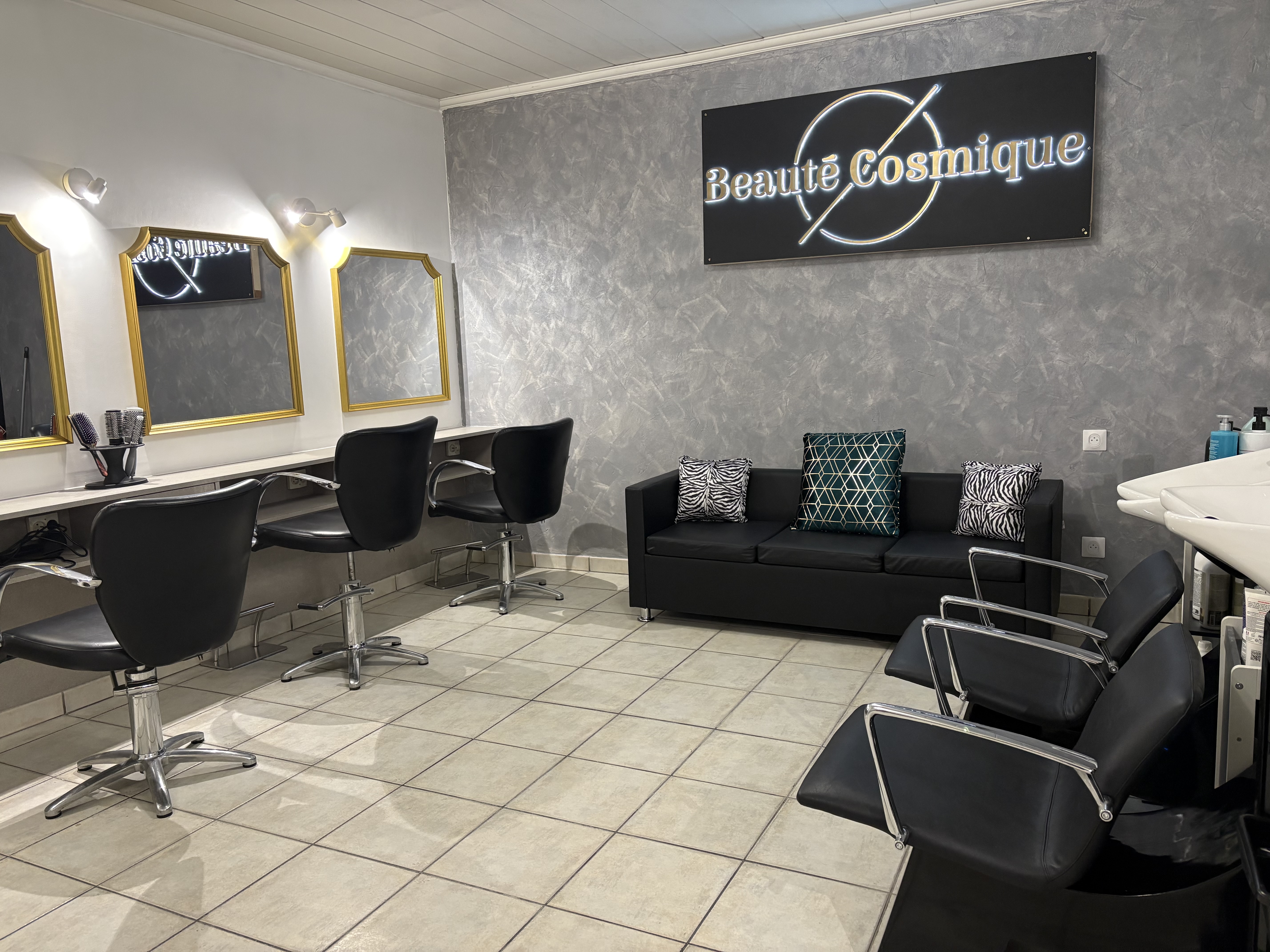 À VENDRE – Fonds de commerce Salon de Coiffure – Emplacement idéal en centre-ville
Belle opportunité pour un professionnel de la coiffure ou un investisseur ! Possibilité de faire également les activités suivantes : Onglerie, Headspa, Massage, Browlift et Extension de cils.

Je mets en vente le fonds de commerce de mon salon de coiffure, idéalement situé en plein cœur du centre-ville, dans une zone commerciale dynamique bénéficiant d'un fort passage et entourée de nombreux commerces de proximité.

Le salon comprend :
35 m² de surface commerciale à l'étage, lumineux et parfaitement agencé.
15 m² de sous-sol, idéal pour le stockage, la buanderie ou un espace technique.

Salon fonctionnel, prêt à être exploité immédiatement.

Les points forts :
Emplacement recherché avec une excellente visibilité.
À proximité immédiate des transports en commun (ligne J).
Situation idéale, proche de plusieurs grandes villes et de la Normandie.
Quartier commerçant dynamique avec une clientèle fidèle et un fort potentiel de développement.
Convient parfaitement pour une première installation ou pour développer une activité existante.
Le salon est exploitable sans travaux majeurs et offre de belles perspectives de croissance.
0 salarié à reprendre

Places de Parking situées juste devant le commerce.