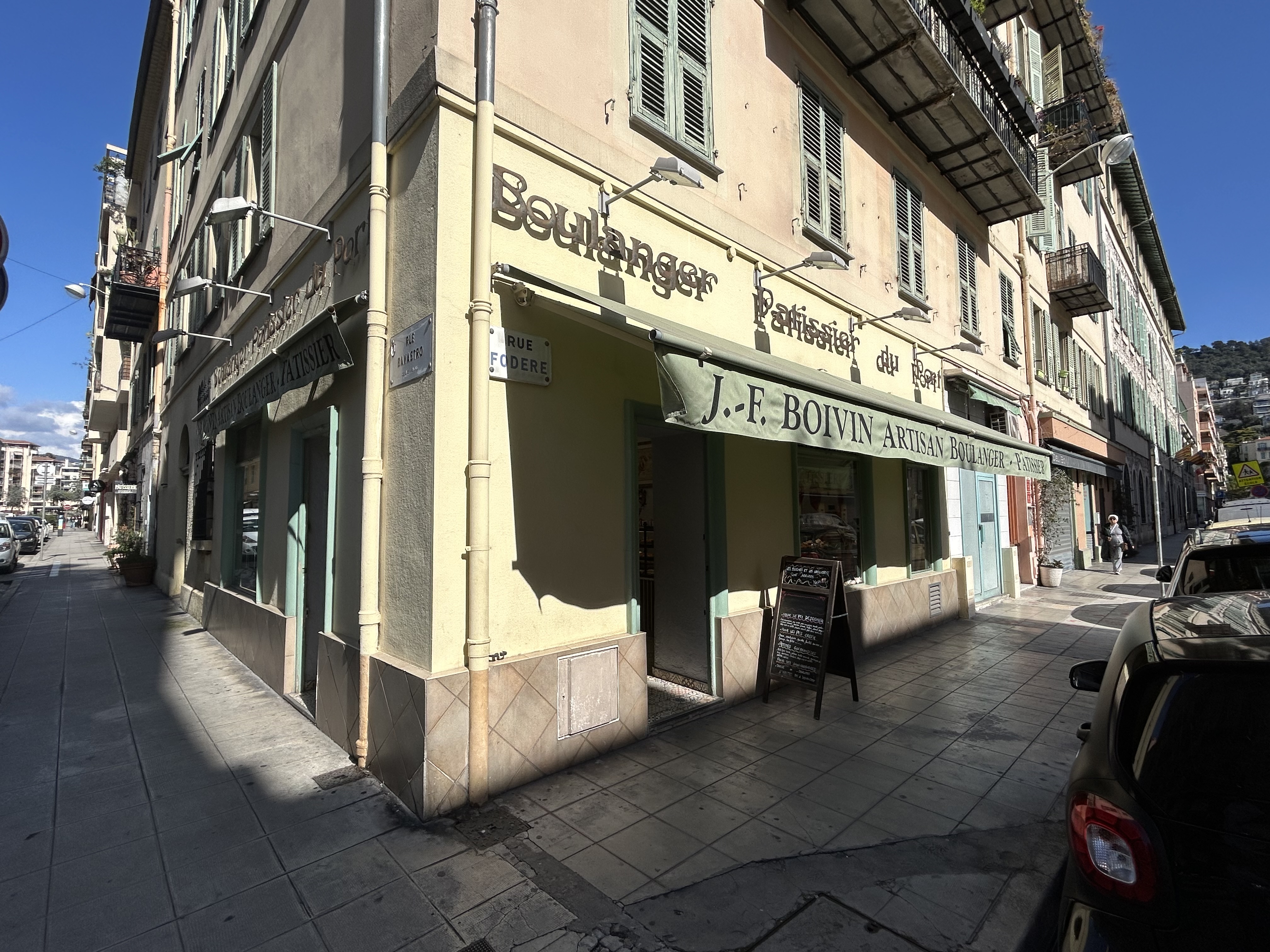 Boulangerie Artisanale située au port de Nice.
Rachetée il y a plus de 18 ans.
Raison de la vente : souhaite arrêter son activité

C'est une boulangerie traditionnelle avec une belle clintèle fidèle (pains bio) et de touristes.
Le matériel est en parfait état et conforme à la réglementation.

Elle se compose d'une boutique, d'un founil et d'un laboratoire indépendant. Accès facile.
Le personnel se compose : de deux vendeuses.

Structure rentable CA 350 k€ environ. 
Prix de vente 280 000 €