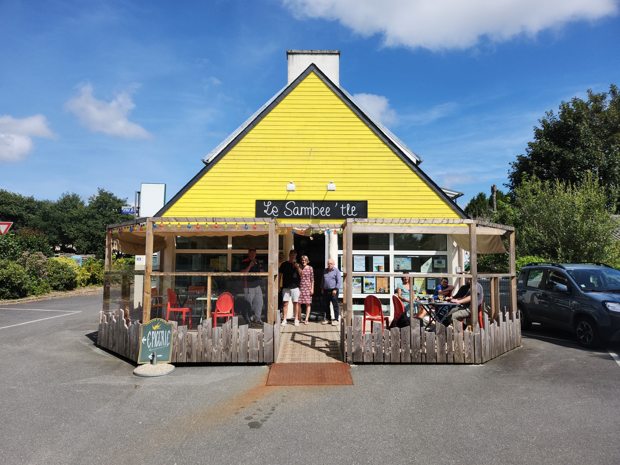 Situé au cœur des Monts d'Arrée, pas loin du lac St-Michel et dans un village dynamique, ce bar-épicerie multiservice en pleine croissance représente une belle opportunité de reprise.
Unique commerce alimentaire de Brennilis, ce commerce propose actuellement diverses activités : L'épicerie indépendante actuellement sous enseigne Halle Dis, un dépôt de pain, une rôtissoire et du gaz.
Le Bar propose un point FDJ, de la presse locale et un point relai colis Pick-up.
Des animations et des expositions sont régulièrement proposées.
Le local commercial, entièrement aménagé et accessible aux PMR, comporte :
* Une surface de vente de 118m2, avec 2 entrées indépendantes pour le bar et l'épicerie, l'ensemble étant sécurisé avec un système d'alarme
* 2 Espaces de réserve et une de stockage (30m2 au total)
* Une terrasse de 35 m2
* Un parking privé avec 7 places de stationnement (dont 1 PMR)

- Fonds de commerce: 50 000€ + stocks et matériels
- Immeuble (murs commerciaux + Logement T5 de 99m2, sur 2 niveaux, comportant 4 chambres  + une terrasse couverte + un terrain de 1036 m2 :
150 000€
Disponible à la reprise dès à présent