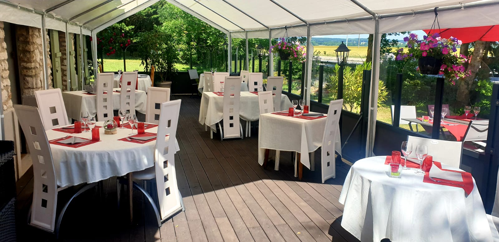 Restaurant traditionnel de 55 places interieur et 35 sur la terrasse. A mis chemin entre Houdan et Mantes. Dans un cadre agréable et verdoyant, comprenant un grand jardin et parking privé de 35 places. Facile à travailler car de plein pied. Ce rajoute un appartement de 3 pièces + salle d'eau.
Possède une licence 4 non exploitée. Grande cuisine pro bien équipée. Idéale pour faire du traiteur.
Ouvert du mercredi midi au dimanche midi et du jeudi soir au samedi soir. Ferme 6 semaines par an.
Loyé de 2000€. Bail neuf . CA 2025 475000€.
Voir notre site restaurant La Mare aux Clercs à Mulcent