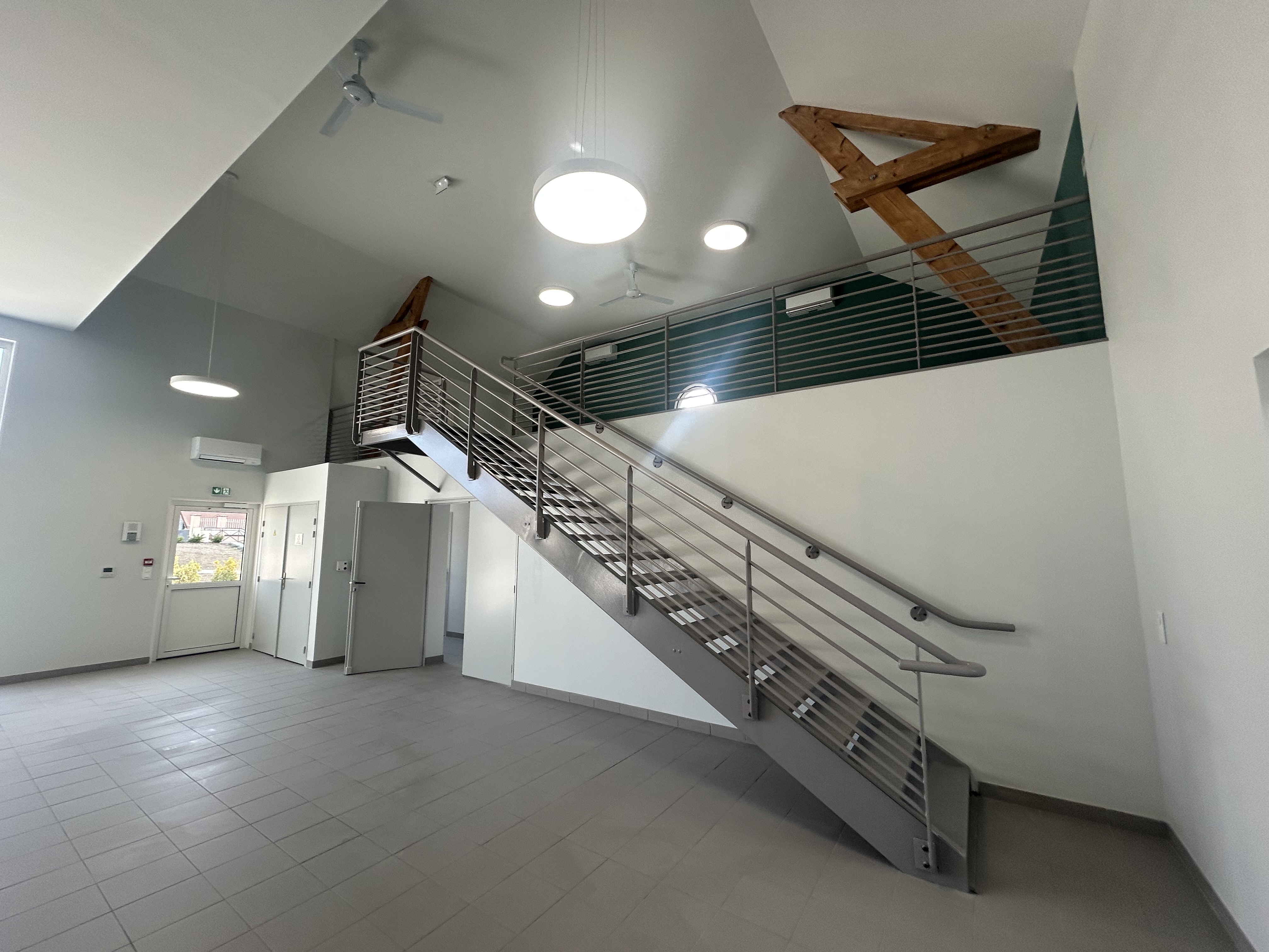 Commerce multiservices à Courtois-sur-Yonne

La commune de Courtois-sur-Yonne, située au nord du département de l’Yonne, s’inscrit dans une dynamique de revitalisation de son centre-bourg en lançant la création d’un commerce multiservices de proximité. Dans ce cadre, elle recherche un exploitant indépendant pour assurer la gestion et l’animation de ce futur lieu de vie.

Activités prévues :

Le commerce proposera une offre diversifiée, comprenant notamment :
 • Une épicerie de première nécessité : épicerie sèche, produits frais, produits d’hygiène ;
 • Une gamme de produits locaux ;
 • Un service de sandwicherie/snacking sur place et à emporter ;
 • Un débit de boissons (licence III) ;
 • Une rôtisserie ;
 • Un dépôt de pain et de bouteilles de gaz ect…
 • Un point relais colis ;
 • Des animations et soirées à thème (en autonomie ou en partenariat avec les associations locales).

D’autres services pourront être envisagés en fonction des propositions de l’exploitant, des besoins de la population et de l’évolution des modes de consommation.

Profil recherché :

L’exploitant, inscrit au registre du commerce, devra faire preuve de :
 • Sens de l’accueil et de l’animation ;
 • Goût pour la relation client et la proximité ;
 • Capacité à créer un lieu convivial et chaleureux au service des habitants.

Conditions d’exploitation :
 • Local situé en cœur de village, à proximité immédiate de la mairie et de l’agence postale ;
 • Surface commerciale de 120 m² entièrement réhabilitée ;
 • Ouverture envisagée : Premier trimestre 2026 ;
 • Aucun droit d’entrée ni achat de fonds de commerce ;
 • L’exploitant assurera l’équipement en mobilier et matériel professionnel ;
 • Loyer progressif pour faciliter le démarrage de l’activité.

Soucieuse de renforcer les services de proximité et le lien social, la commune de Courtois-sur-Yonne accompagnera activement le porteur de projet dans la mise en œuvre de cette initiative.

Pour tout renseignement complémentaire ou pour candidater, merci de contacter la mairie.