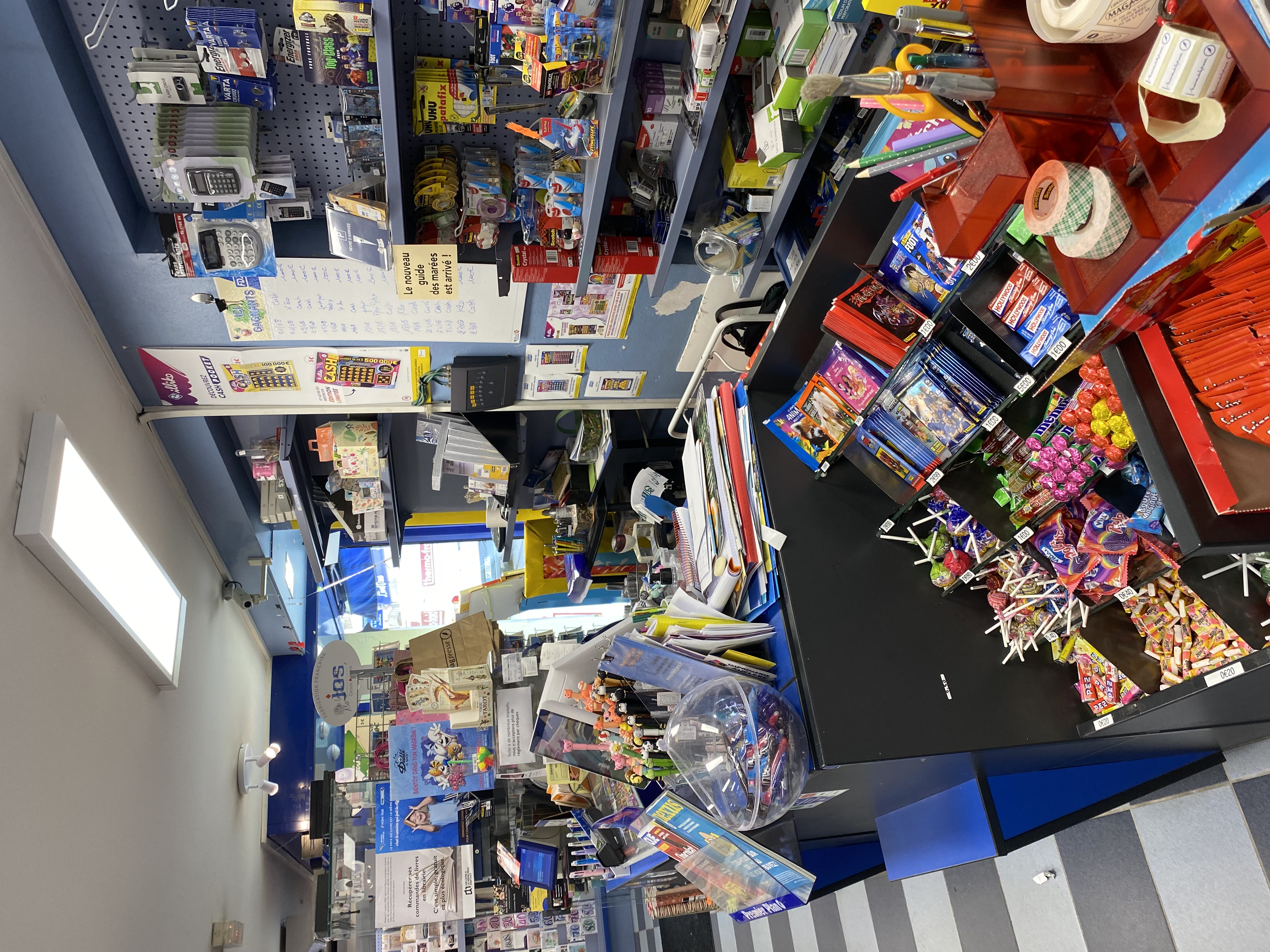 Fonds de commerce Presse Librairie Carterie Jeux FDJ  exploité depuis plus de 60 ans jouissant d’une clientèle fidèle dans une petite ville très dynamique de 6000 habitants .(seul point de vente presse de la localité ) .L’ environnement  offre de réelles perspectives de développement grâce à  de multiples possibilités de diversifications….
Grandes vitrines, 120m2 de surface magasin .
Une offre immobilière peut être envisagée