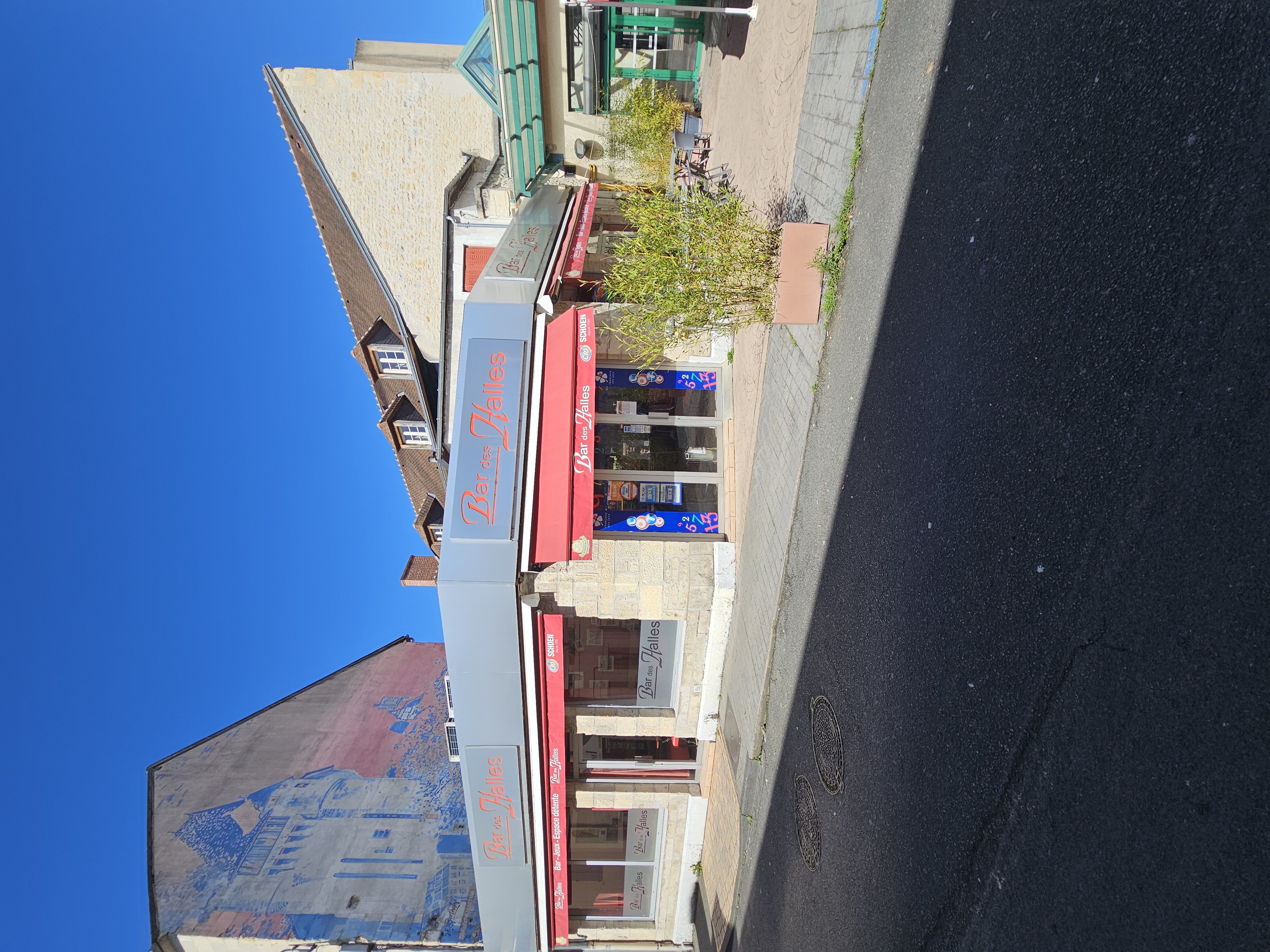 Vous rêvez d’un nouveau départ ? 
D’un projet à taille humaine, où convivialité rime avec qualité de vie !!!
Nous vous proposons une belle opportunité de reprise : un bar avec Licence IV, situé en plein centre de Nevers, ville d’art et d’histoire au cœur de la Nièvre.

Un lieu de vie à faire (re)vivre
Cet établissement exploité depuis des décennies, situé dans un quartier commerçant très fréquenté, face au Marché Carnot, un bar de quartier chaleureux, un lieu de rencontres intergénérationnel, présente fort potentiel pour devenir un bar à thème, soirées tapas, petite restauration selon vos envies…

Les plus :
•	Licence IV incluse
•	Bonne visibilité et emplacement attractif
•	Local en bon état, fonctionnel, avec possibilité de petite restauration
•	Clientèle locale fidèle, à développer
•	Possibilité de petite restauration et/ou d’animations

Pour qui ?
•	Pour une personne seule ou un couple prêt à se lancer dans une nouvelle aventure
•	Pour une reconversion professionnelle pleine de sens
•	Pour un projet de vie ancré dans un tissu local dynamique et solidaire

Et vous ne serez pas seul !
La CCI Nièvre, les acteurs économiques locaux et les réseaux d’accompagnement sont là pour vous aider dans toutes les étapes :
Étude de projet • Recherche de financement • Permis d’exploitation • Formation • Installation…

Infos et contact : https://www.transentreprise.com/offres/fiche/BFC259599H/a-saisir-bar-licence-iv-au-coeur-de-nevers/bourgogne-franche-comte/nievre/nevers-sud-nivernais

Vous avez envie de changement, de rencontres et de créer un lieu qui vous ressemble ? Cette opportunité est peut-être faite pour vous.
