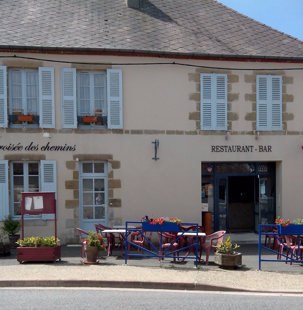 La commune de Le Montet recherche des porteurs de projet pour rouvrir le restaurant communal. 
Situé au cœur du bourg avec ses nombreux commerces et services, l’établissement bénéficie de stationnements gratuits dans l’ensemble de la rue principale. 
La commune se trouve à proximité de Deux-Chaises, permettant un accès rapide à l’A79.

Sur une surface totale de 190 m2, le restaurant se compose d’une partie bar, d’une vaste salle de restaurant avec entrée indépendante (environs 50 couverts), d’une cuisine équipée d’une chambre froide et d’un piano, de WC et d’une réserve. 
Aux beaux jours il se déploie en terrasse le long de la Grande Rue (environ 25 couverts).

Prévoir achat mobilier, équipements et stock de démarrage, licence IV. 
Idéal couple / 1ère affaire.

Conditions de location comprenant le local commercial : 400 € HT / mois hors charges.

Possibilité de louer l’appartement du 1er étage d’une même surface (type T6) pour 500 € TTC / mois hors charge.

Vous êtes restauratrice/teur(s) et cette opportunité vous intéresse ? 
Contactez le Lieu Unique d’Accueil de Communauté de Communes du Bocage Bourbonnais pour candidater : e.prevault@ccbb.fr / 07 64 35 62 34