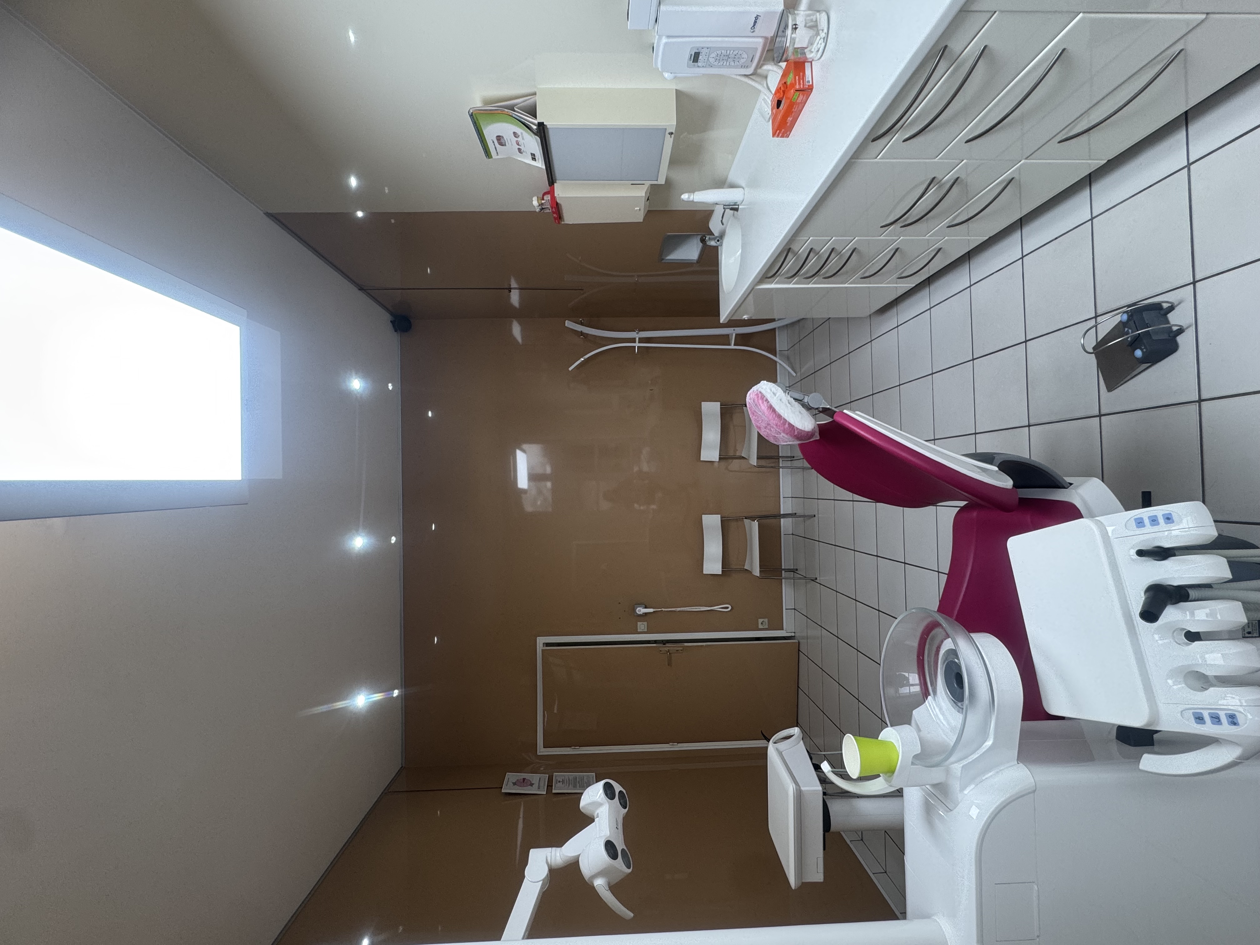 🦷Fonds de commerce Cabinet Dentaire   équipé à vendre – 110 m² – Patientèle existante – Coulommiers

Belle opportunité pour chirurgien-dentiste souhaitant s’installer rapidement !

À vendre fonds de commerce d’un cabinet dentaire entièrement équipé, idéalement situé à Coulommiers, à seulement 2 minutes à pied du centre-ville, dans un secteur dynamique avec accès facile et stationnement à proximité.

D’une surface d’environ 110 m², le cabinet est fonctionnel et bien agencé. Il comprend :
•3 salles de soins équipées
•1 salle de chirurgie
•1 salle de radiologie panoramique
•1 salle de stérilisation conforme aux normes
•1 vestiaire
•1 grande salle d’attente
•1 petite salle d’attente

Le cabinet est vendu entièrement équipé, avec notamment :
•fauteuils dentaires
•radio panoramique
•matériel professionnel complet

📊 Chiffre d’affaires moyen sur 4 ans : 125 000 €
👥 Patientèle fidèle et régulière
📅 Cabinet en activité depuis 2018

💰 Conditions de loyer:
• 1 dentiste  : 1 500 € /mois
• 2 dentiste :  2.000 € /mois
💰 Prix de cession du fonds de commerce : 139 000 €

Une excellente opportunité pour une première installation ou pour développer une activité existante dans un secteur recherché de Seine-et-Marne.

📄 Dossier et informations complémentaires sur demande.

Prix : 139.000 € 

📞 Contact : Filomena ALVES - 07 78 80 72 17
✉ filomena.alves@advicim.com