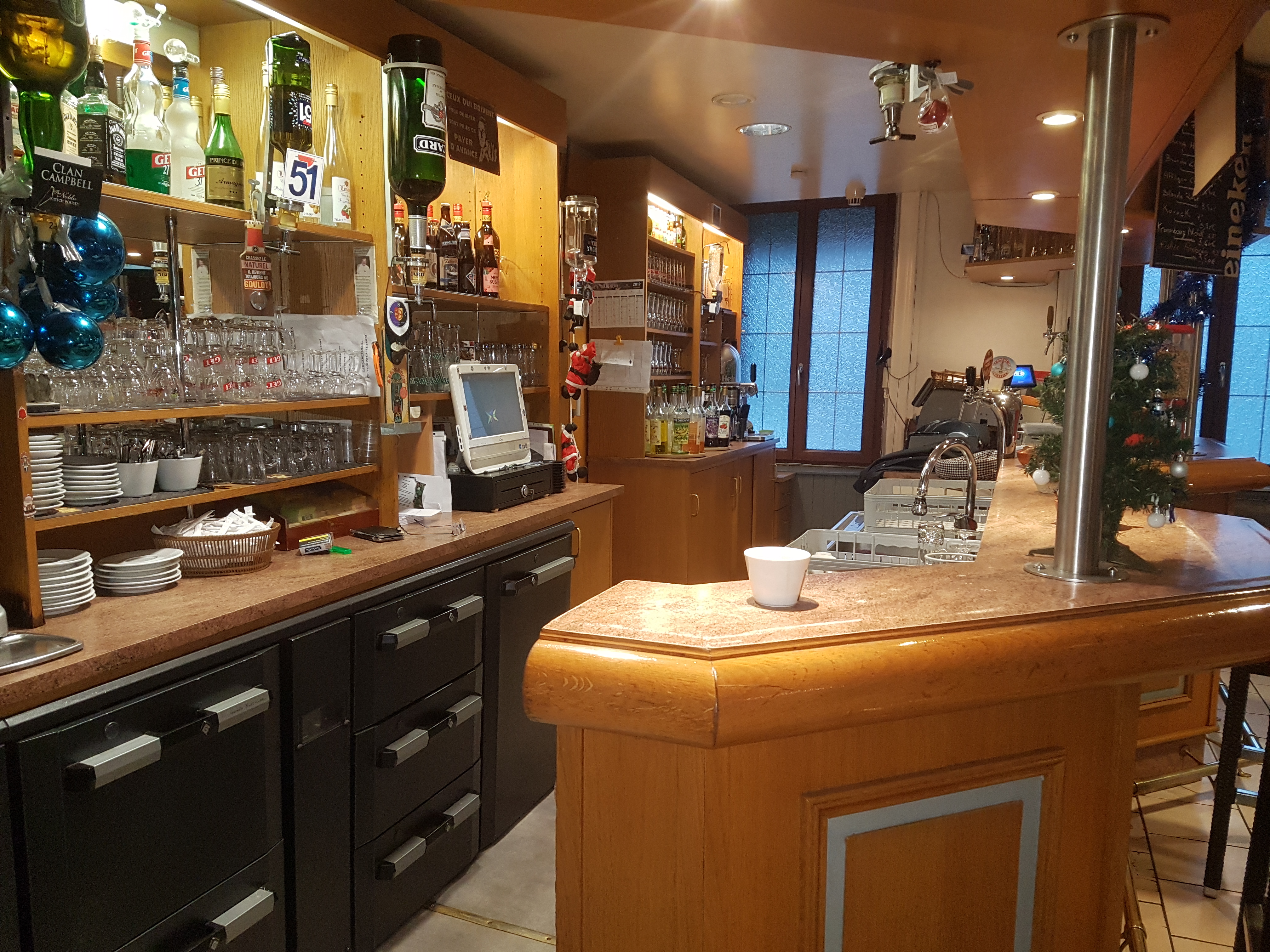 🔴 À VENDRE EN URGENCE – BAR-BRASSERIE DU PONT À PONT-DE-ROIDE (25) 🔴
🍻 UNE VÉRITABLE INSTITUTION DEPUIS PLUS DE 100 ANS !
📍 Prix de vente : fond de commerce 120 000 € négociable
💼 Une belle opportunité pour un couple souhaitant reprendre une affaire reconnue et développer son propre projet professionnel !
Après de nombreuses années consacrées à faire vivre notre établissement, nous souhaitons aujourd'hui passer la main et profiter d'une retraite bien méritée. À 69 ans pour moi et 64 ans pour ma compagne, le moment est venu de transmettre cette belle affaire à de nouveaux repreneurs.
Situé en plein cœur de Pont-de-Roide, le Bar-Brasserie du Pont est un établissement historique, connu et apprécié, qui fait partie de la vie locale depuis plus de 150 ans. Un lieu incontournable où se retrouvent chaque jour habitués, amis, collègues et clients de passage.
🍻 UN ÉTABLISSEMENT AUX MULTIPLES ACTIVITÉS
Le Bar-Brasserie du Pont vous accueille 7 jours sur 7, toute l'année, sans aucun jour de fermeture !
Vous pourrez y développer plusieurs activités complémentaires :
•	☕ Bar convivial pour boire un verre entre amis ou collègues.
•	🍽️ Restauration le midi et le soir, avec une carte variée et un menu du jour à 14,90 €.
•	🎰 Activités de jeux et services : PMU, Amigo, jeux de grattage et Loto.
•	🚬 Vente de cigarettes pour dépanner la clientèle.
🏠 DES ESPACES AGRÉABLES ET FONCTIONNELS
L'établissement dispose de :
•	🍽️ Une salle de restauration d'environ 35 places.
•	🍻 Une salle bar d'environ 35 places.
•	🌞 Une terrasse d'environ 40 places, idéale aux beaux jours.
•	🚗 Un parking privé, permettant à la clientèle de se garer facilement.
•	🏡 Un appartement de plus de 200 m² situé au-dessus de l'établissement, destiné aux futurs gérants.
Un véritable avantage pour un couple souhaitant vivre sur place et concilier vie professionnelle et vie personnelle.
📈 UNE AFFAIRE EN PLEIN DÉVELOPPEMENT !
Le chiffre d'affaires est en constante progression, avec une augmentation estimée à environ 15 % pour l'année en cours.
Un établissement déjà en activité, bénéficiant d'une histoire de plus de 150 ans, d'une clientèle existante et de plusieurs sources de revenus.
Une belle base pour poursuivre l'activité, apporter ses propres idées et continuer à faire grandir cette institution locale !
❤️ UNE PAGE SE TOURNE, UNE AUTRE S'ÉCRIT !
Nous souhaitons aujourd'hui transmettre notre établissement à des repreneurs motivés, sérieux et désireux de poursuivre cette belle histoire.
Vous êtes un couple à la recherche d'une affaire à reprendre, avec un logement spacieux sur place et une activité déjà établie ? Cette opportunité mérite toute votre attention !
💰 Prix de vente : fond de commerce 120 000 € négociable
🔴 VENTE URGENTE – CAUSE DÉPART À LA RETRAITE
📍 BAR-BRASSERIE DU PONT
5, place du Général-de-Gaulle
25150 Pont-de-Roide-Vermondans
📞 Pour tout renseignement complémentaire ou pour organiser une visite, merci de nous contacter directement.
Une institution de plus de 100 ans attend ses nouveaux repreneurs pour écrire la suite de son histoire !