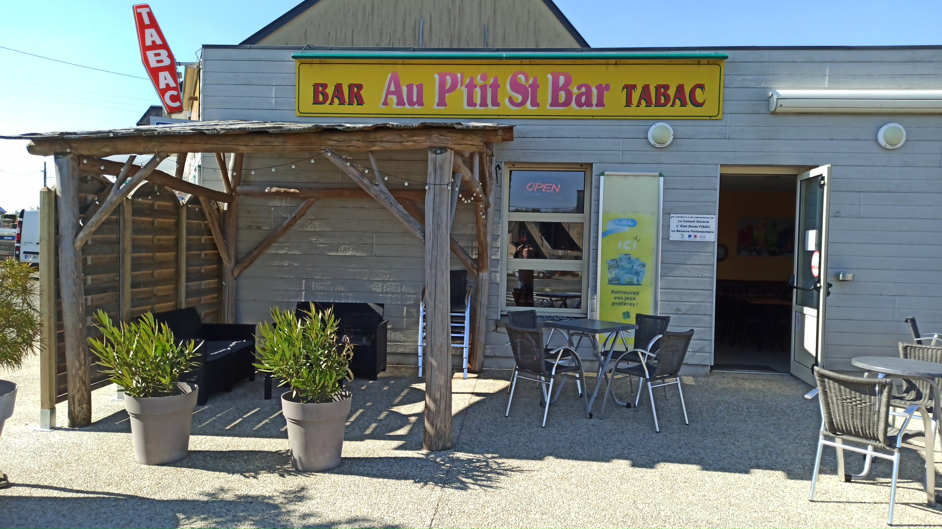 Bar tabac FDJ épicerie multi services 
Situé dans le bourg de st barthelemy 
Excellente rentabilité pour un couple avec une employée 
Commerce en excellent état sans logement mur appartenant à la Mairie.
Pour tout renseignement veuillez nous contacter ou passer nous voir...