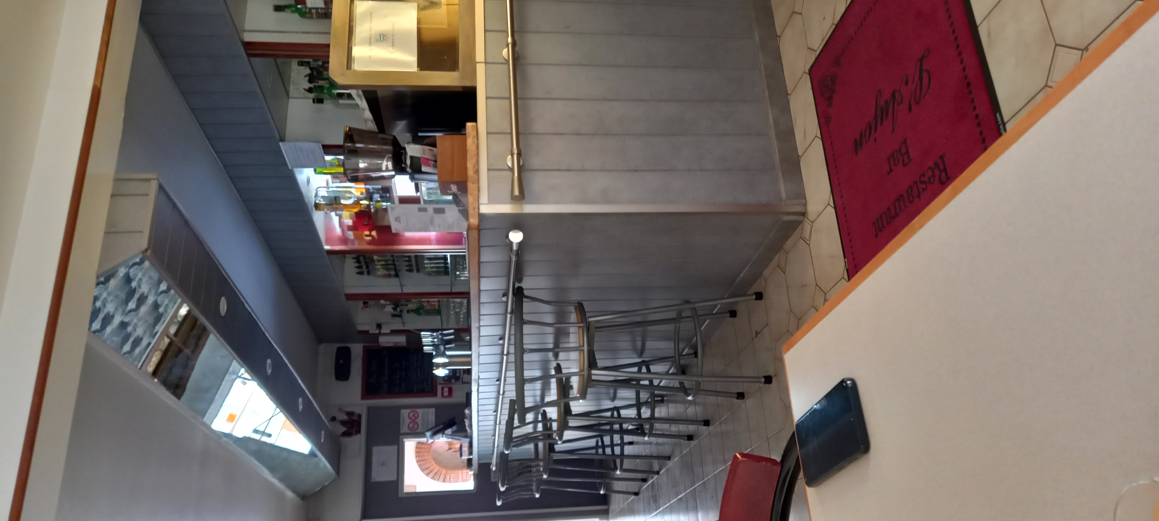 VENDS SAS .  160000 e comprenent un bar licence 4 , restaurant deux salles, capacité d accueiil  de 60 personnes. entierement renové , terrasse,  bonne clentèle.   Etablissement en coissance regulière.   Cuisine traditionnelle, activité opérationnelle dés le premier jour. Véhicule de société, vaste cuisine et dependances. Appartement T 5 à l'etage .  Affaire a saisir vente cause santé .                                                    Premier conctat par tel pour RDV au 0633028060.                                        Location des murs 1600e par mois.  Location appartement 580 e par mois. Possibilté d achat des murs en SCI .