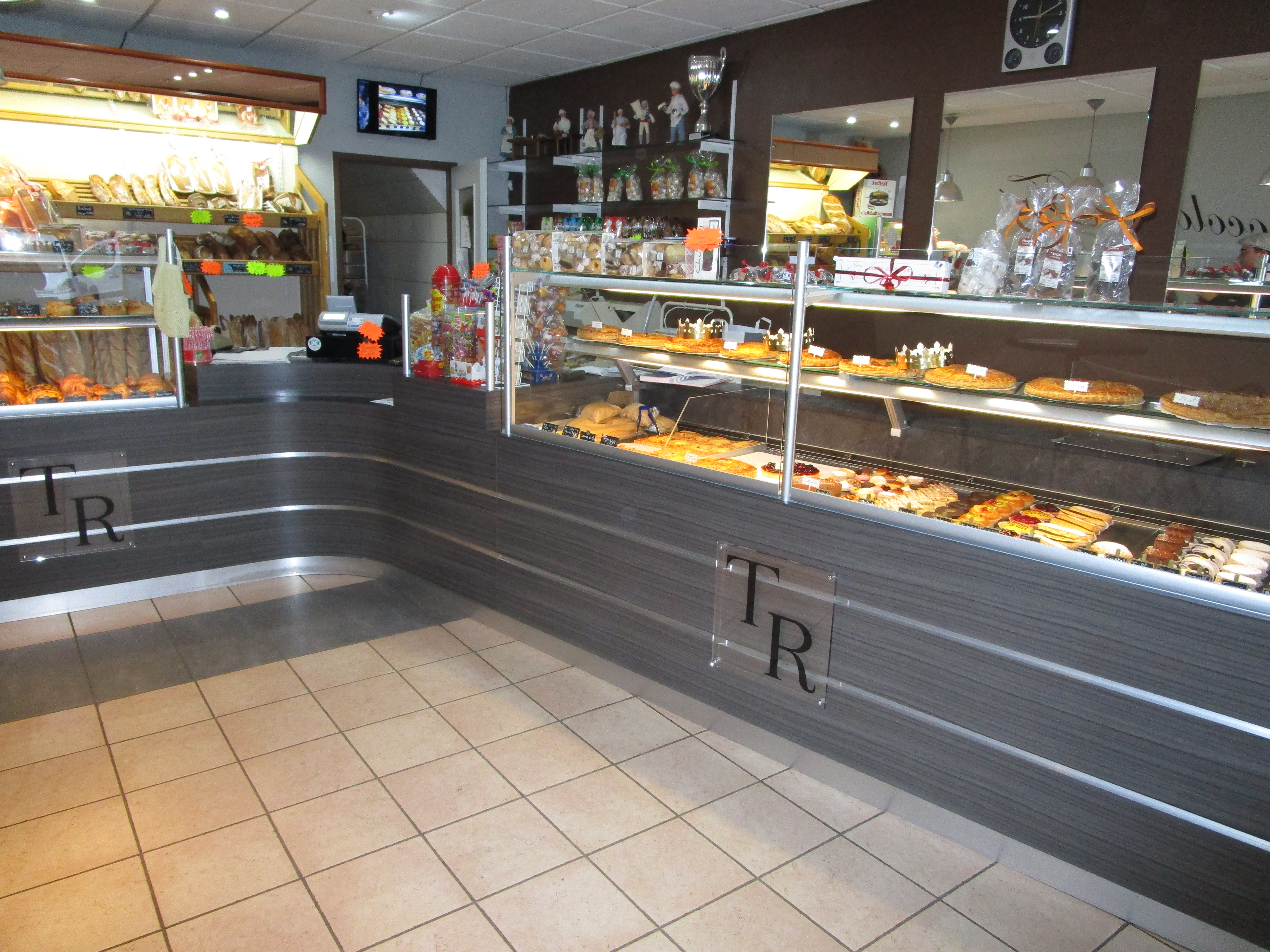 Vend Boulangerie Pâtisserie secteur Bio vallée, très bon chiffre d affaire, dans petit village très  
 dynamique, très bien desservi tout commerces.