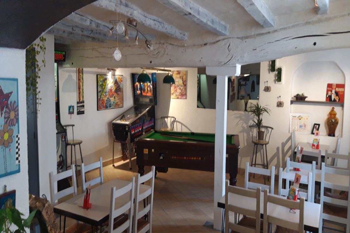 suite départ en retraite vend joli café de village avec terrasse.
nous faisons presse ,jeux FDJ, loto, tabac et bar.
le fond de commerce se compose d'un tabac presse; d'un bar, et d'une salle avec possibilités de petite restauration ainsi qu'un billard, un flipper et d'un jeux de fléchettes électroniques ainsi qu'un local pour la réserve.
il se situe dans une commune de 1600 habitants près des bords de Loire, boulangerie ,épicerie et école a proximité.