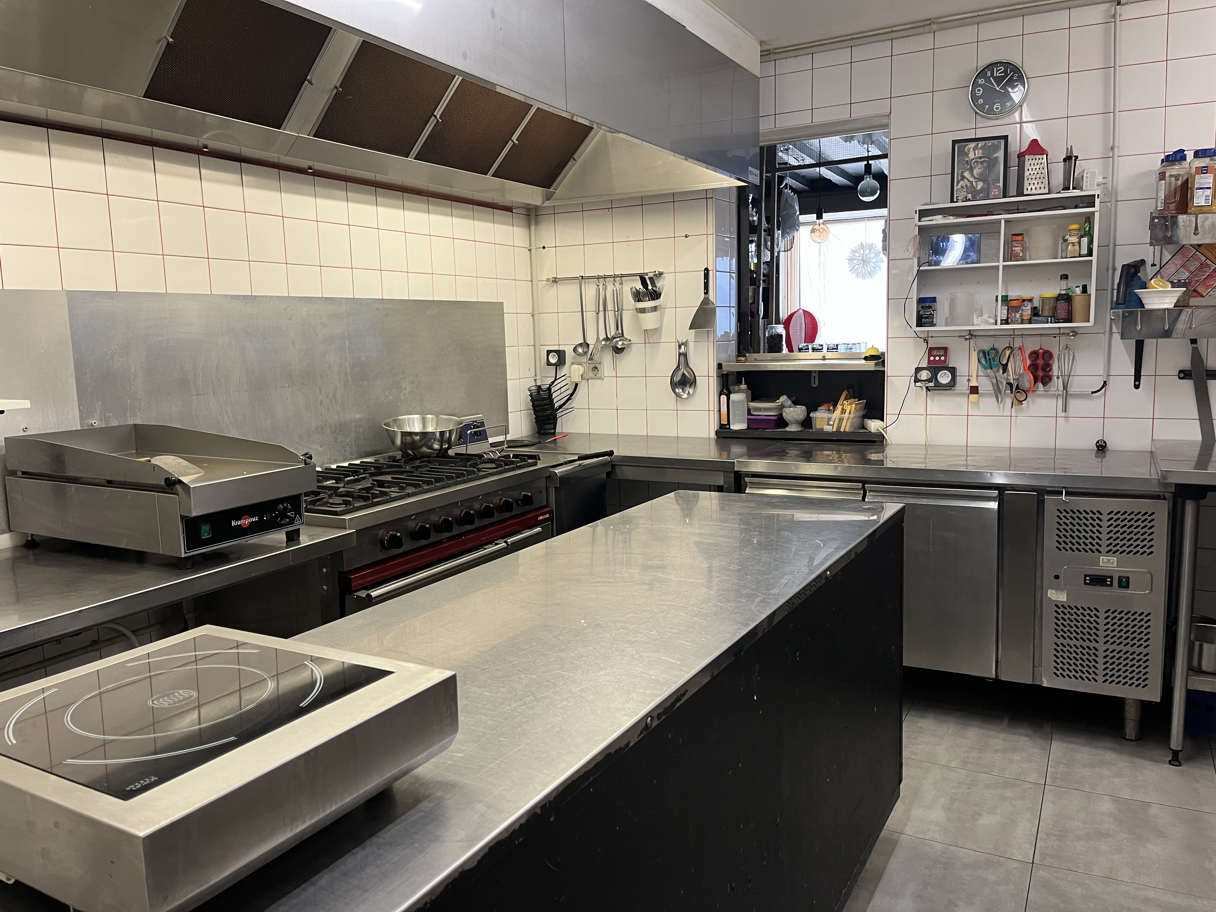 En plein centre bourg venez découvrir cette adresse qui s’aura peut être vous séduire!!!
Dans une commune en plein essor économique avec maison médicale, écoles primaires, collège à 5 minutes à pied, commerces de proximité, fibre…
Rejoindre Rennes ou Nantes en train n’est même plus un souci, tous les jours plusieurs trains!!!

Ce Restaurant à la Décoration chaleureuse , conviviale accueille chaque midi une clientèle locale et de passage suivant saison.
Places de parking devant le restaurant 
Affaire idéale à deux, cuisine professionnelle bien équipée qui s’adapte à à tous types de restauration 
Capacité d’une quarantaine de couverts,  extérieure 18 places.Ouvert  du lundi au samedi midi et le vendredi soir, 7 semaines de vacances par an (scolaires ou pas!) 
Cadre de vie idéale pour élever une famille.
Le fond de commerce peut être repris ainsi ou si vous avez d’autres envies de commerce la commune est très ouverte!
Bel Appartement de 160 m2 sur place, très calme.( Photos sur demande)
Pas de travaux à prévoir.