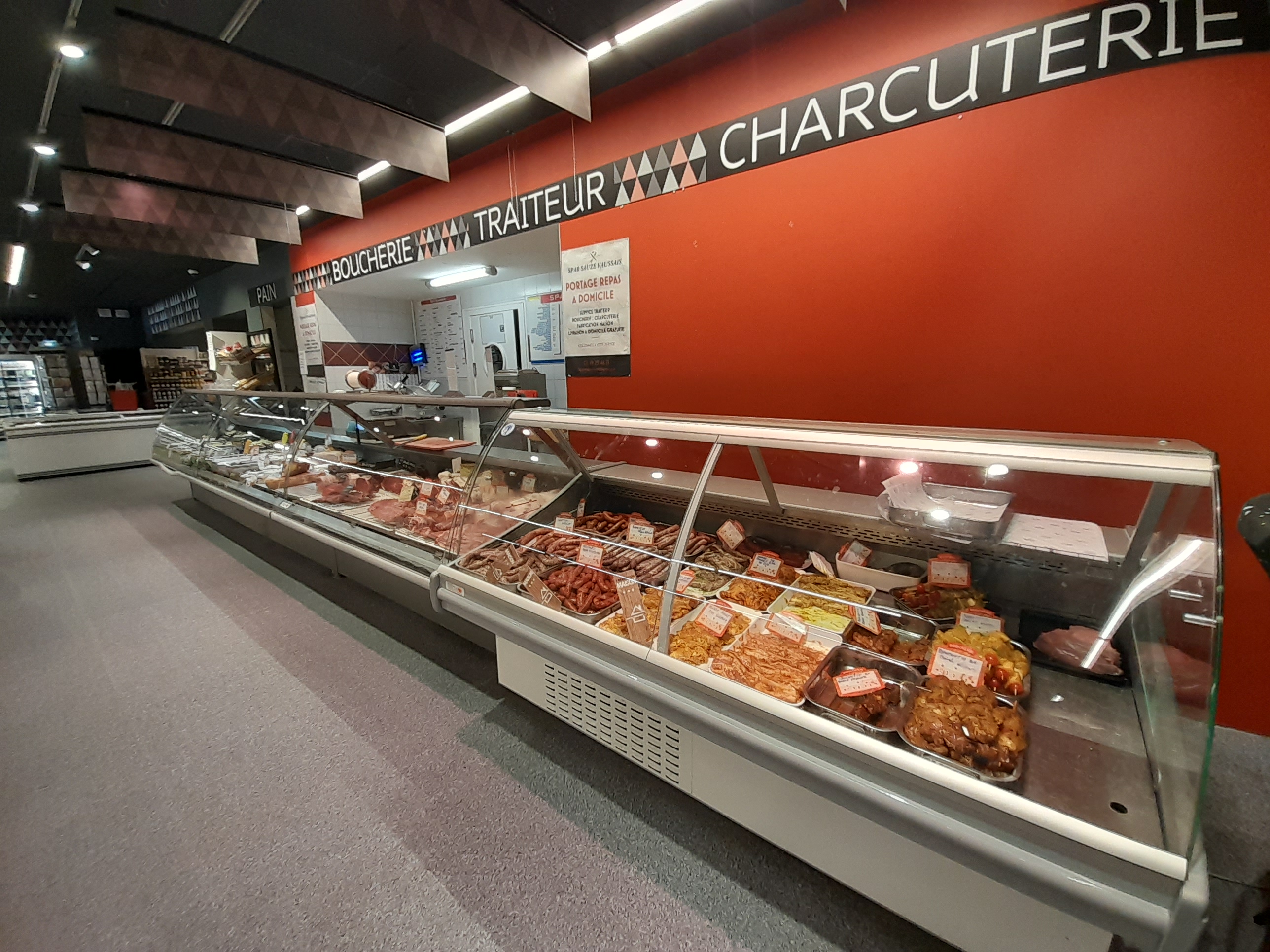 À céder : Fonds de commerce sous enseigne SPAR
Emplacement central avec grand parking, au cœur d'un centre-bourg dynamique du sud Deux-Sèvres.

Un commerce bien implanté, au service de tous
Ce magasin bénéficie d'une clientèle fidèle, locale et touristique, dans un environnement commerçant actif. Il incarne l'esprit de proximité et de service, avec une offre complète et diversifiée.

Les atouts du local
Surface de vente : 255 m²
Réserves et bureaux : 200 m²
Activité dominante : boucherie / charcuterie / traiteur (37 % du CA)
Matériel complet et entretenu : meubles froids (2018) et négatifs, vitrines (2025), rôtissoire, rayonnages, climatisation (2018), vidéosurveillance. 
Loyer mensuel : 1 788 € (bail commercial en cours)

Services proposés
Presse
Rôtissoire
Point Poste (vente de timbres)
Photocopies
Gaz
Dépôt pressing
Mondial Relay
Dépôt couture
Portage de repas

Un cadre rural attractif et vivant
Commune de 1 500 habitants, en plein renouvellement démographique
Tous commerces à proximité : La Poste, bar, boulangerie, restaurant, banque, coiffeur, pharmacie, agence immobilière, fleuriste…
Offre médicale complète : cabinet médical, 3 médecins, infirmière, 3 kinés + projet de maison de santé
Écoles sur place : maternelle, primaire, collège – Lycées à Ruffec (16) et Melle (79)
Marché hebdomadaire tous les jeudis matin
Plan d'eau avec restaurant, pêche et loisirs
Affluence renforcée en période estivale

 Horaires d'ouverture
Saison estivale (6 avril – 30 août)
Lundi au samedi : 8h00 – 13h00 / 15h00 – 19h30
Dimanche et jours fériés : 8h30 – 13h00

Hors saison
Mardi au samedi : 8h00 – 13h00 / 15h00 – 19h30
Dimanche et jours fériés : 8h30 – 13h00
Fermé le lundi

Prix de cession : 350 000 €

Rejoignez une enseigne humaine et indépendante, au service de la proximité et du lien social.  Contactez-nous pour en savoir plus et concrétiser votre projet.