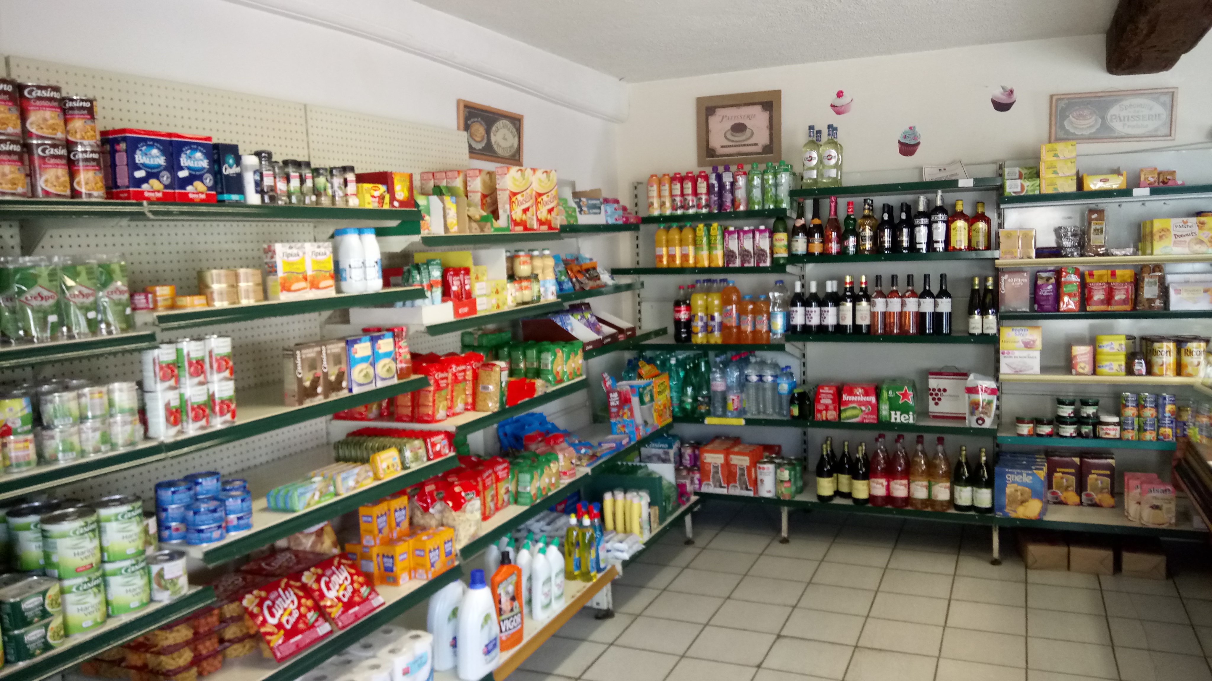 Boulangerie – Pâtisserie – Épicerie avec tournée à reprendre en Creuse (23)

Après 20 années d’activité, nous souhaitons transmettre notre boulangerie-pâtisserie-épicerie à l’approche de la retraite.

Situé à La Villetelle (23260), en Creuse, sur l’axe Aubusson – Clermont-Ferrand, le commerce bénéficie d’une clientèle locale fidèle. Aubusson, sous-préfecture de la Creuse, se trouve à environ 17 km, soit une quinzaine de minutes en voiture. L’activité est complétée par une tournée dans les villages environnants, permettant de proposer boulangerie, épicerie et produits frais directement aux habitants.
En complément : point poste/ café à emporter 

L’ensemble comprend un magasin avec réserve ainsi qu’un fournil équipé avec espaces boulangerie et pâtisserie, plonge et vestiaire. Le matériel professionnel est dans l’ensemble récent.

La tournée est assurée avec un Renault Master aménagé en magasin itinérant, équipé notamment d’une vitrine réfrigérée sur toute sa longueur. Le véhicule est inclus dans la vente du fonds de commerce.

L’entreprise fonctionne actuellement avec trois salariés à temps partiel : un pour la tournée, un en boulangerie et un pour la vente le week-end.

La partie habitation comprend une maison avec cour et grand terrain ainsi qu’un appartement situé au-dessus d’une partie des locaux. Des travaux de rénovation sont à prévoir dans la maison et l’appartement.

Pour les familles, Crocq se situe à environ 6 km et dispose d’établissements scolaires. La commune de La Villetelle est desservie par le transport scolaire.

Conditions de vente

- Fonds de commerce : 30 000 €, comprenant le matériel professionnel ainsi que le Renault Master aménagé et réfrigéré utilisé pour les tournées.
- Murs professionnels : 40 000 €.
- Partie habitation : 80 000 €, comprenant la maison, l’appartement et le terrain.

Vente uniquement : pas de location ni de mise en gérance.

Une opportunité pour un couple  souhaitant reprendre une activité de proximité implantée depuis 35 ans, avec commerce, outil de production, tournée et possibilité de logement sur place.