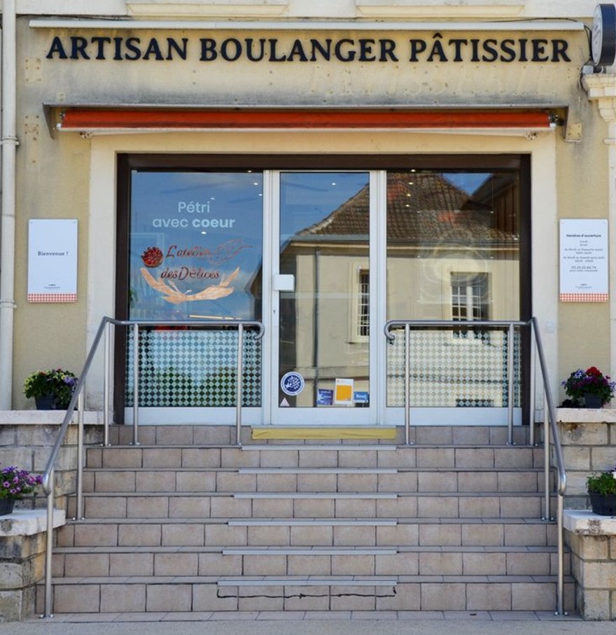🥖 Boulangerie à reprendre en location-gérance
Commune dynamique de 650 habitants – opportunité à développer

Au cœur d’une commune rurale vivante et accueillante, la municipalité recherche un(e) professionnel(le) motivé(e) pour reprendre la boulangerie du village en location-gérance.

📍 Un commerce essentiel avec un fort potentiel
La boulangerie constitue un point de vie central pour les habitants. Elle bénéficie d’une clientèle locale fidèle, mais présente encore un réel potentiel de développement (gamme, horaires, offre snacking, tournées, dépôt dans communes voisines, etc.).

🏡 Un cadre de vie attractif
Commune d’environ 650 habitants (Bassin d’environ 1200 habitants)
Environnement calme et agréable
Forte attente et soutien de la population et de la municipalité
Qualité de vie idéale pour un projet familial

💼 Conditions de reprise
Location-gérance
Loyer : 800 € HT / mois (Fonds de commerce et logement inclus)
Logement sur place (fortement recommandé pour l’activité)
👩‍🍳👨‍🍳 Profil recherché
Couple ou professionnel prêt à s’investir durablement
Motivation, sens du service et envie de développer l’activité
Esprit d’initiative pour dynamiser le commerce
🚀 Une opportunité à saisir

Ce projet s’adresse à des personnes souhaitant s’ancrer dans un territoire, créer du lien et faire évoluer un commerce à fort potentiel, avec l’appui d’une commune engagée