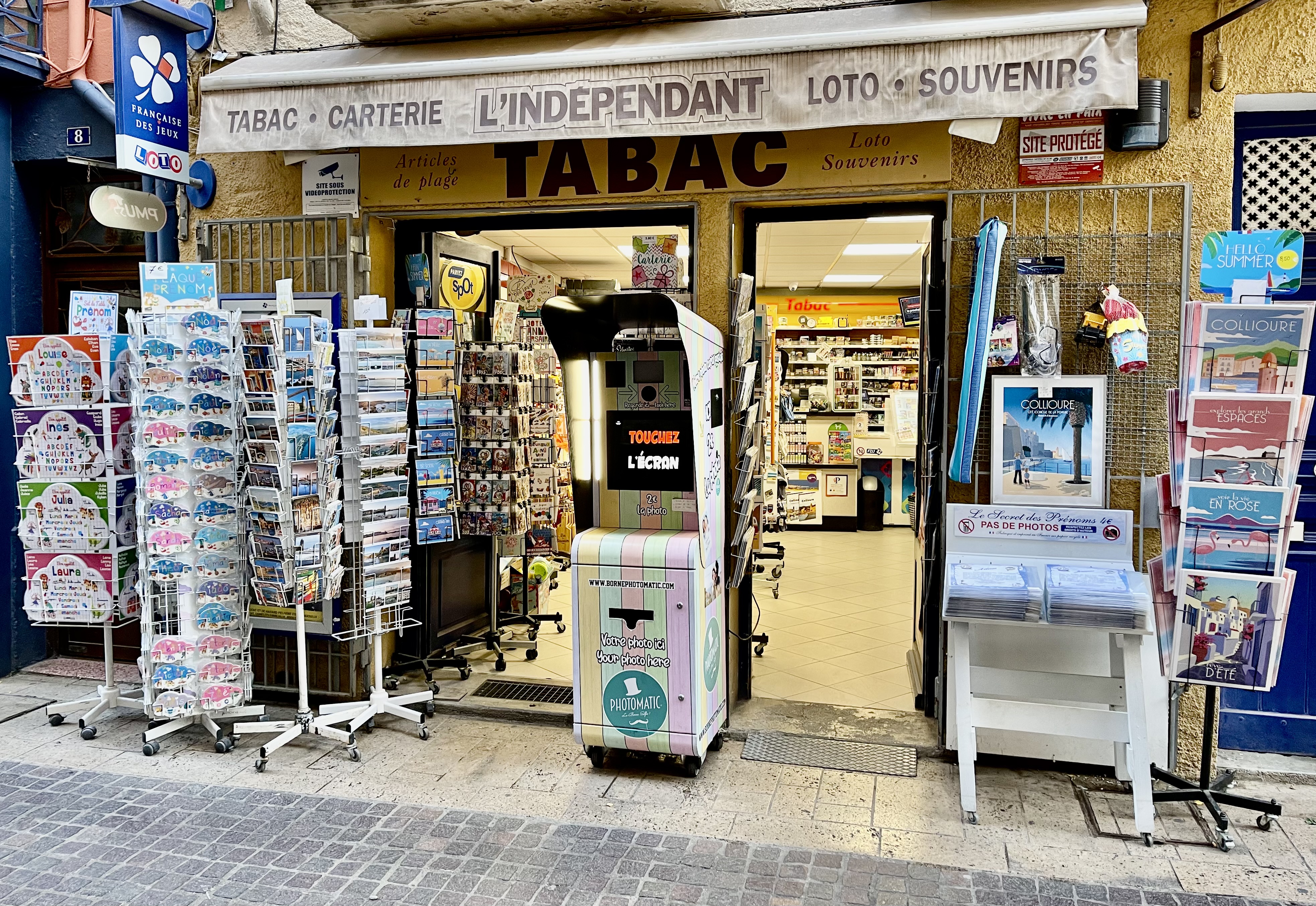 Fonds de commerce Tabac, FDJ , PMU , Vapotage, CBD , relai colis, cadeaux et articles de plage 
Ouvert à l’année de 8 h à 19 hr ( ou 18hr l’hiver 
Avec un jour de fermeture hebdomadaire et 5 semaines de congés par an . 
Clientèle fidèle et touristique avec un pic saisonnier estival 
Idéalement situé dans une rue  piétonne incontournable de Collioure ( station balnéaire très fréquentée , la perle de la Côte Vermeille , élue Village préféré des Français en 2024 !! )
Cette affaire est une opportunité et idéale pour un couple souhaitant s installer dans un cadre de vie attractif et dynamique , 
Je suis gérante de cette agréable affaire depuis 19 ans  et suis aidée  de deux contrats saisonniers en période de forte affluence . 

Quelques chiffres : 
CA de 2024 : 221000 euros  
Avec commission tabac 55600 euros et FDJ 25000 euros
