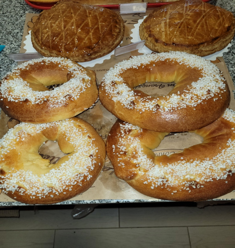 À vendre boulangerie  pâtisserie, dans village très touristique ( la Venise verte du perigord), local 299 m2 avec parking prive 12 places et place handicapée, tout boutique, 2 vendeuses et 1 patissiere.  Cree il y a 9 ans  et chiffre d affaire toujours en augmentation.