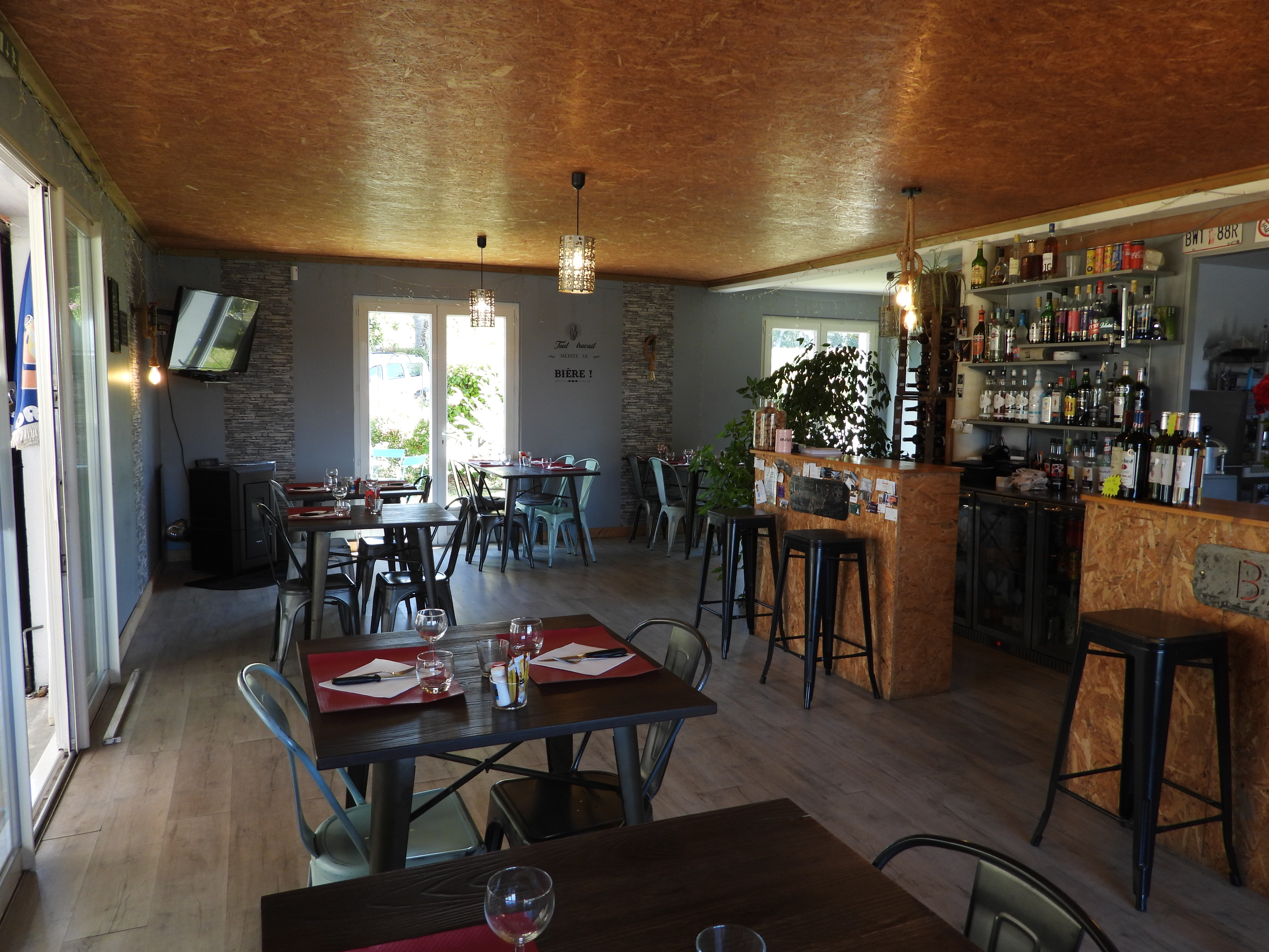 À Val-d’Oire-et-Gartempe, dans un environnement naturel privilégié, découvrez un ensemble immobilier rare réunissant activité professionnelle et cadre de vie remarquable.
Le restaurant bénéficie d’une très belle vue dégagée sur un plan d’eau, offrant un cadre particulièrement apprécié de la clientèle.
(L’étang visible depuis le restaurant est distinct de l’étang inclus dans la propriété.)

L’ensemble comprend :
• Restaurant en activité
• Salle intérieure de 26 couverts
• Terrasse couverte permettant 40 à 60 couverts supplémentaires
• Espace extérieur exploitable en saison estivale
• Cuisine professionnelle entièrement équipée, matériel en très bon état
• Bâtiment parfaitement entretenu
• Grande dépendance
À l’étage, une habitation d’environ 120 m² en parfait état :
• Trois chambres
• Grand séjour lumineux
• Salle d’eau
• WC

En complément :
• Gîte indépendant (mobil home aménagé) générant un revenu locatif
• Plus de 5 hectares de terrain attenants
• Étang privé aux normes inclus dans la propriété
• Environnement calme, nature omniprésente
L’ensemble est vendu en un seul lot : murs commerciaux, fonds de commerce, habitation et terrains.
Les éléments comptables (chiffre d’affaires et résultats) seront communiqués lors d’un premier échange sérieux.
Un point pourra être étudié concernant la conformité de l’assainissement individuel.
Un bien offrant un potentiel de développement intéressant dans un secteur apprécié pour son cadre naturel.