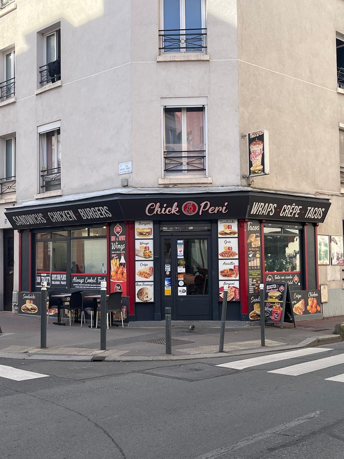 📍Fonds de commerce de restauration à vendre – Saint-Ouen-sur-Seine 

Situé au 24 rue des Rosiers à Saint-Ouen, dans un secteur très fréquenté, à proximité de la Mairie de Saint-Ouen, du métro Garibaldi (ligne 13) et du célèbre Marché aux Puces, ce restaurant bénéficie d’un emplacement stratégique avec une clientèle locale fidèle, sa bonne réputation et un fort passage touristique. 

Le restaurant est spécialisé dans le poulet grillé, les wings et les burgers. L’activité est développée sur place, à emporter et en livraison. Il dispose d’une surface de 80 m² comprenant une salle, une cuisine équipée et une réserve. L’établissement est parfaitement entretenu, avec une extraction aux normes.

✅ Plus de 190 avis Google⭐
✅ Excellente réputation 
✅ Clientèle locale et touristique 
✅ Matériel en très bon état ✅ Aucun travaux à prévoir 
✅ Possibilité d’aménagement d’une terrasse 

Prix : 145 000 € 

Pour plus d’informations ou organiser une visite, merci de nous contacter.