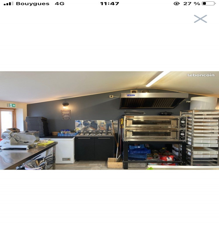Fond de commerce pizzeria, épicerie, dépôt de pain et pâtisserie.
Situé à Stuckange dans un chalet de 50 m2 construit il y a tout juste un an, ce commerce est à proximité d'une école, une salle des fêtes ,un pumptrack ,un parc de jeux et un grand parking.
 Le fond comprend tous l'équipement (en très bonne état) nécessaire pour commencer votre activité immédiatement.(four à pizza 2 chambres de 4 pizzas 33cm,petrin,table à pizza réfrigere,2 tables inox de 2m,batteur,cuiseur à pates,2 frigos, caisse enregistreuse,2 vitrines réfrigérées ,vitrine sèche ,plaque gaz 5 feux, un congélateur ,machine électrique fabrication pates fraiches...etc.)
Le local à aussi un emplacement pour installer une petite terrasse qui est compris dans le fond(4 table inox de 2 pers et les 8 chaises).
Il comprend aussi pour la sécurité des volets anti infraction et d?une alarme.
Le commerce est en plein développement et ne cesse d'évoluer.