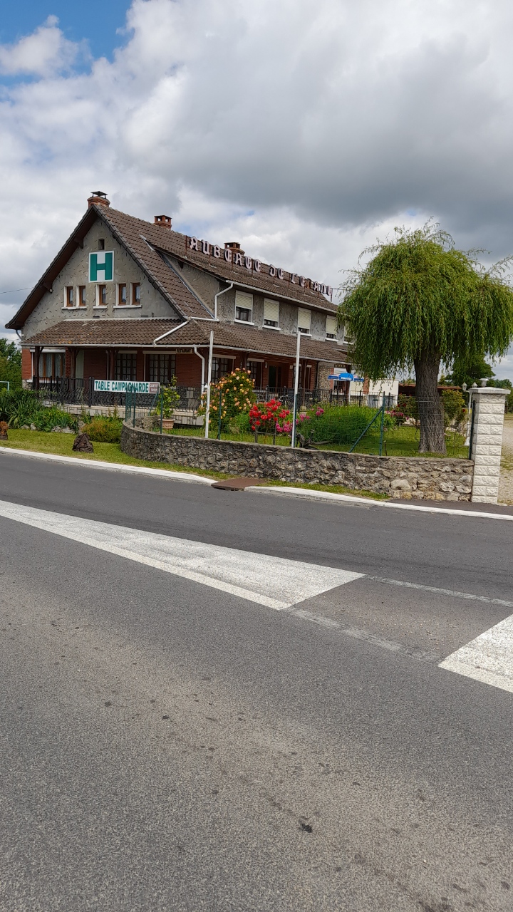 Située à proximité du charmant village classé de Charroux, cette propriété commerciale dispose d'une licence IV et s'étend sur plus de 3 500 m² de terrain entièrement clos, aménagé et fleuri.

Le bien comprend :
Bâtiment principal de 200 m² sur deux étages avec sous-sol, composé de :
RDC : 3 salles, grande cuisine, local privé, terrasse ombragée 70 m²
Étage : 8 chambres, dont 2 communicantes et 1 suite. Toutes équipées de sanitaires privés.
Sécurité : 11 portes coupe-feu à l'étage, SSI (système de sécurité incendie) sur l’ensemble du bâtiment
Annexe :
Maisonnette de 50 m² sur deux niveaux
6 garages individuels fermés
Un hangar ouvert pour 5 places

Informations complémentaires :
Ensemble entièrement rénové entre 2012 et 2020 et meublé
Idéal pour un projet de gîte, chambres d’hôtes, table d’hôtes, ou arrêt de camping-car

Extension possible :
Une parcelle attenante de deux hectares est aménagée en parc paysager, avec :
Plus de 200 arbres plantés (principalement fruitiers et ornementaux)
Une bassine de 80 m³
Un petit bois 

Vous êtes professionnel de l'hôtellerie restauration et cette opportunité vous a séduit ? Envoyez votre candidature à Léa GLANOWSKI, chargée d’accompagnement commerces de proximité – glanowski.l@ccspsl.fr ou 06 25 07 99 26 - merci de bien préciser la commune ainsi que le type de bien qui vous intéresse.