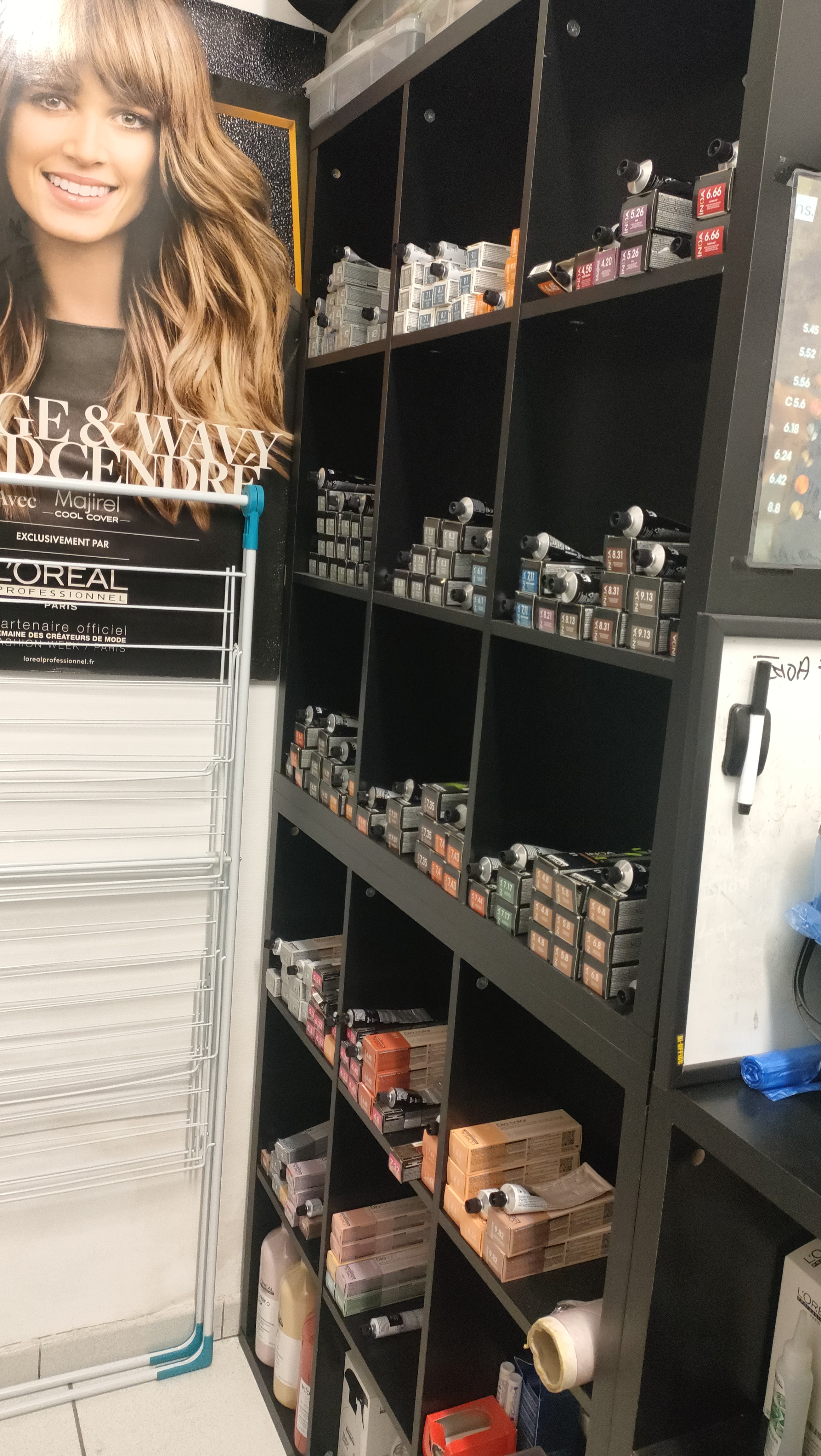 A vendre, Bort les Orgues, cause retraite,salon de coiffure idéalement situé, proche commerces, facilité de stationnement - surface 35 m2,avec stockage et toilettes, aux normes accessibilité, avec vitrine et store neuf (février 2022) matériel complet dont 8 postes de coiffages, et 3 bacs-bail bail commercial avec loyer 245€/mois -CAHT au 31/12/2023de 32 786€- sans salarié- Prix du fond de commerce 15 000€