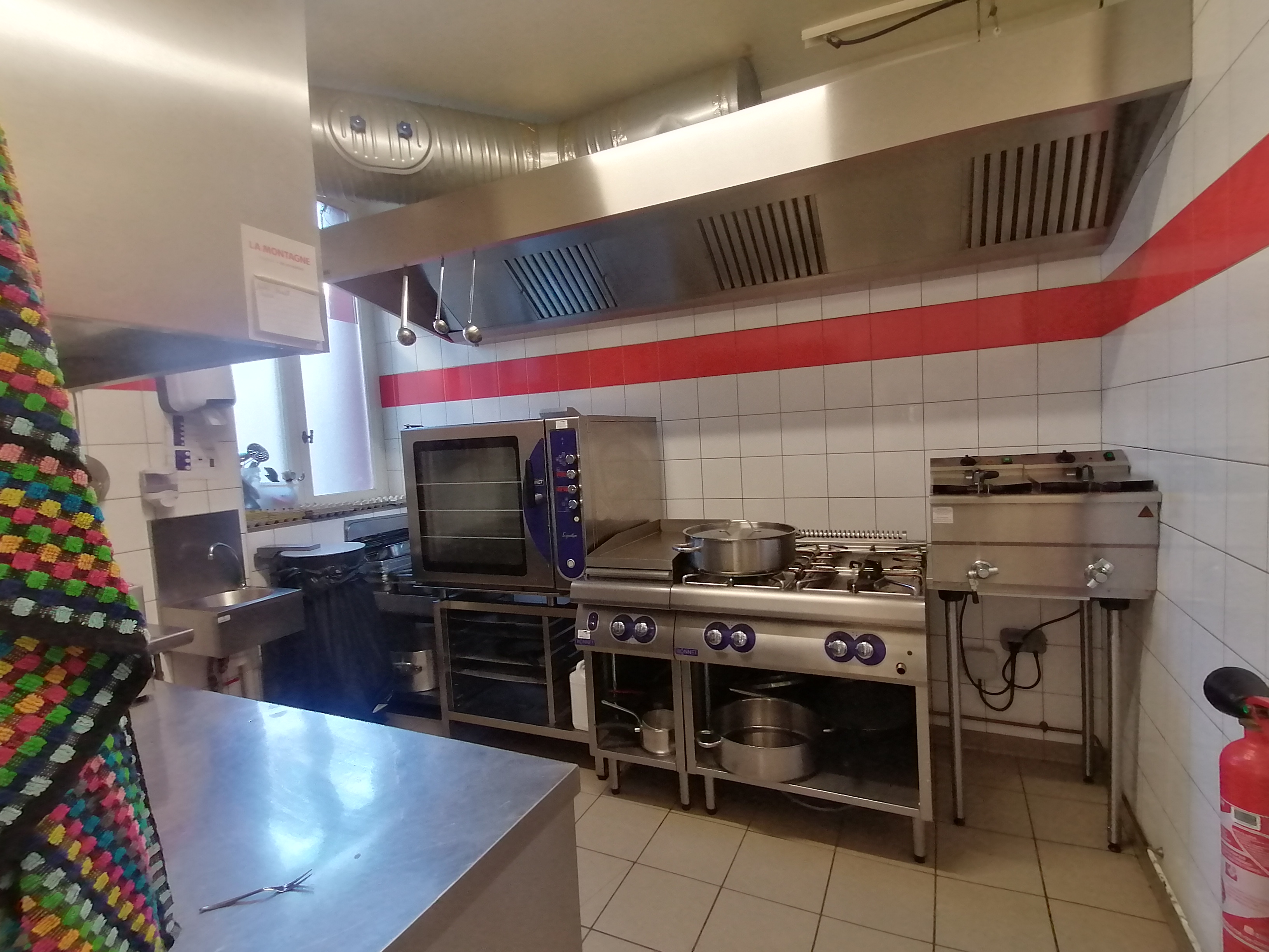 Belle opportunité de gérance au coeur du Parc Naturel Régional Livradois-Forez en Auvergne : auberge située au coeur du village d’Isserteaux à proximité immédiate de l’école et de la mairie, les locaux bénéficient d’un passage régulier et d’un lien direct avec la vie locale où les relations humaines occupent une place essentielle. Des travaux d’embellissement de la traverse du bourg sont prévus dès ce printemps et s’achèveront fin août 2026, renforçant l’attractivité et la visibilité de l’auberge.

Au sein de la communauté de communes Billom communauté et au coeur du Parc Naturel Régional Livradois-Forez, la commune d’Isserteaux séduit par son cadre de vie paisible et verdoyant, typique du Livradois-Forez. Ce village à taille humaine (400 habitants) bénéficie d’un cadre naturel de qualité, propice aux activités de plein air et à une vie quotidienne au calme, tout en restant à proximité des pôles urbains du territoire.

Isserteaux s’appuie sur une vie locale conviviale, portée par un tissu associatif très actif (activités artisanales, sportives et culturelles, marché de pays…) et une population attachée à son territoire. Entre nature, simplicité et qualité de vie, Isserteaux offre un environnement favorable pour s’installer et développer une activité au plus près des habitants.

Située au cœur du bourg d’Isserteaux, à proximité immédiate de l’école et de la mairie, cette auberge bénéficie d’un emplacement central, au plus près de la vie locale et d’un passage régulier. Des travaux d’embellissement du centre-bourg viendront prochainement renforcer son attractivité et sa visibilité.

L’établissement se compose de locaux complets et fonctionnels, adaptés à une activité de restauration, de bar et d’une espace multi-services. Il comprend :
- Un espace bar convivial, véritable lieu de rencontre
- Une cuisine équipée (four mixte, piano 4 feux, plancha, friteuse, réfrigération…)
- Une salle de restauration avec mezzanine d’environ 40 couverts
- Une terrasse pour la saison estivale
- Un accès possible à la salle des fêtes pour des événements
- Des services complémentaires (dépôt de pain, journaux, gaz, timbres)

Un logement attenant de type F4 d’environ 70 m² complète l’ensemble, permettant de concilier vie professionnelle et personnelle.

L’activité actuelle génère un chiffre d’affaires d’environ 110 000 €, majoritairement en restauration (85 %) avec un potentiel de développement en élargissant les horaires et les jours d’ouverture.
Le loyer global (commerce + logement) est fixé à 600 € TTC par mois, offrant une opportunité accessible pour un projet de reprise.
Ce lieu, au cœur de la vie communale, dispose d’une clientèle locale fidèle et constitue un véritable point de rencontre pour les habitants, avec un fort potentiel pour développer une activité conviviale et ancrée dans le territoire.

Le projet est idéal pour un professionnel souhaitant :
- S’installer au cœur d’un village dynamique et convivial
- Développer une activité de restauration/bar avec services de proximité
- Allier cadre de vie agréable et projet professionnel grâce au logement attenant
- Une belle opportunité pour entreprendre en Livradois-Forez et faire vivre un lieu central du territoire.

Pour déposer votre candidature (CV – lettre de motivation + références et dossierde présentation)
Coordonnées : Mairie d’Isserteaux – 04 73 70 90 64 – mairie.isserteaux@wanadoo.fr
AVANT le 30 avril 2026

Il est possible d’être accompagné techniquement et/ou financièrement par le Réseau Initiative, France Active, le Parc Livradois Forez, une coopérative d’activité, la CMA, la CCI ou la BGE. Il existe également une aide destinée aux petites entreprises du commerce, à l’artisanat et aux services avec points de vente, en co-financement entre la Communauté de communes Billom Communauté et la Région Auvergne Rhône-Alpes.