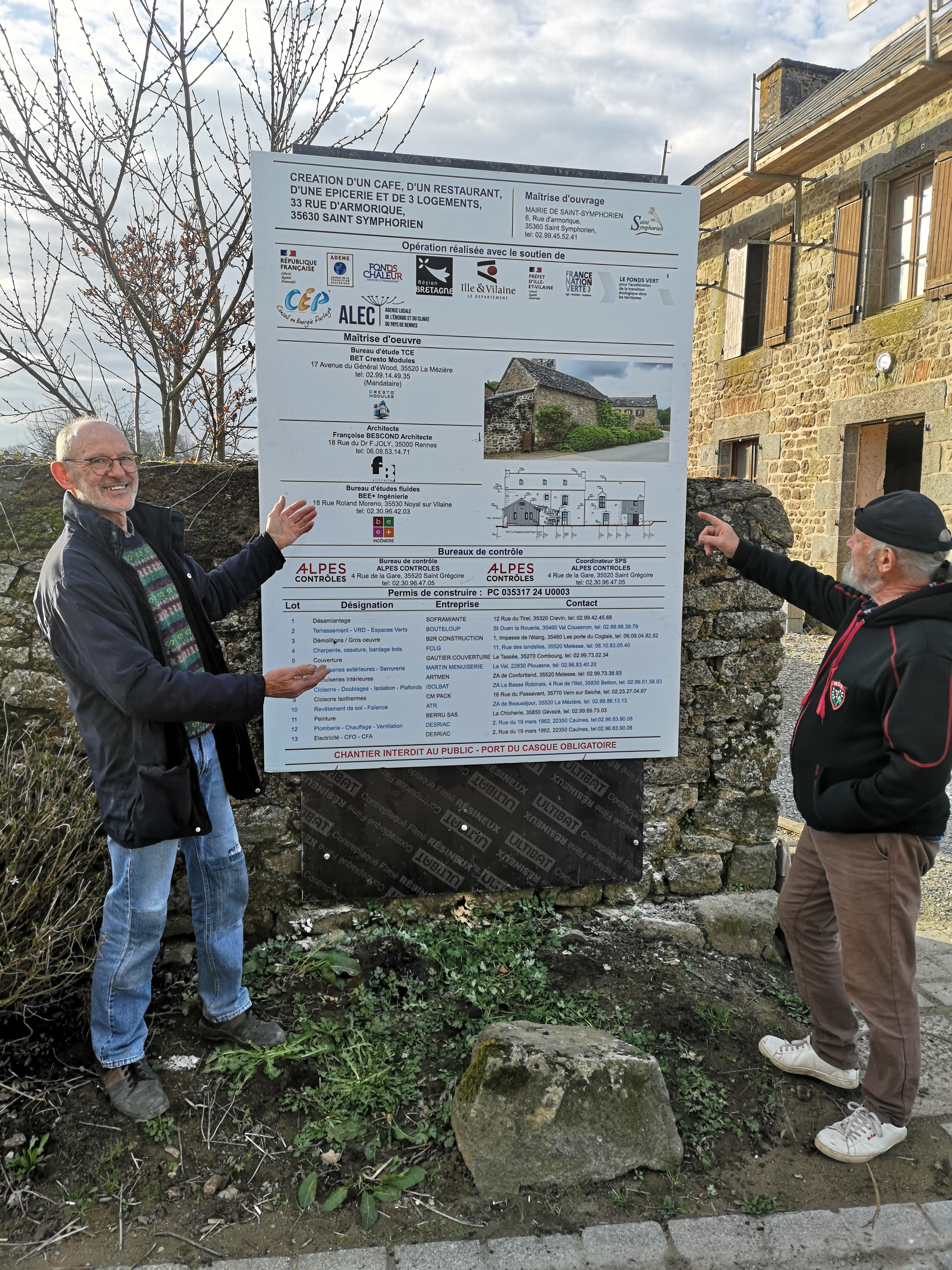 La commune de st Symphorien est en cour de restauration d'un bâtiment de caractère en vu d'y installer un bar /restaurant/épicerie . Ce commerce sera proposé en gérance a une personne ou couple de personne .
Tous les projets seront étudiés.
le dossier de candidature est a déposer en mairie  .
L'appel d'offre est disponible sur le site de la commune , en mairie et/ ou peut être communiqué par mail ou courrier  . Ce dossier présente la commune et précise les conditions d'exploitation . Des photos et plans sont présentés.