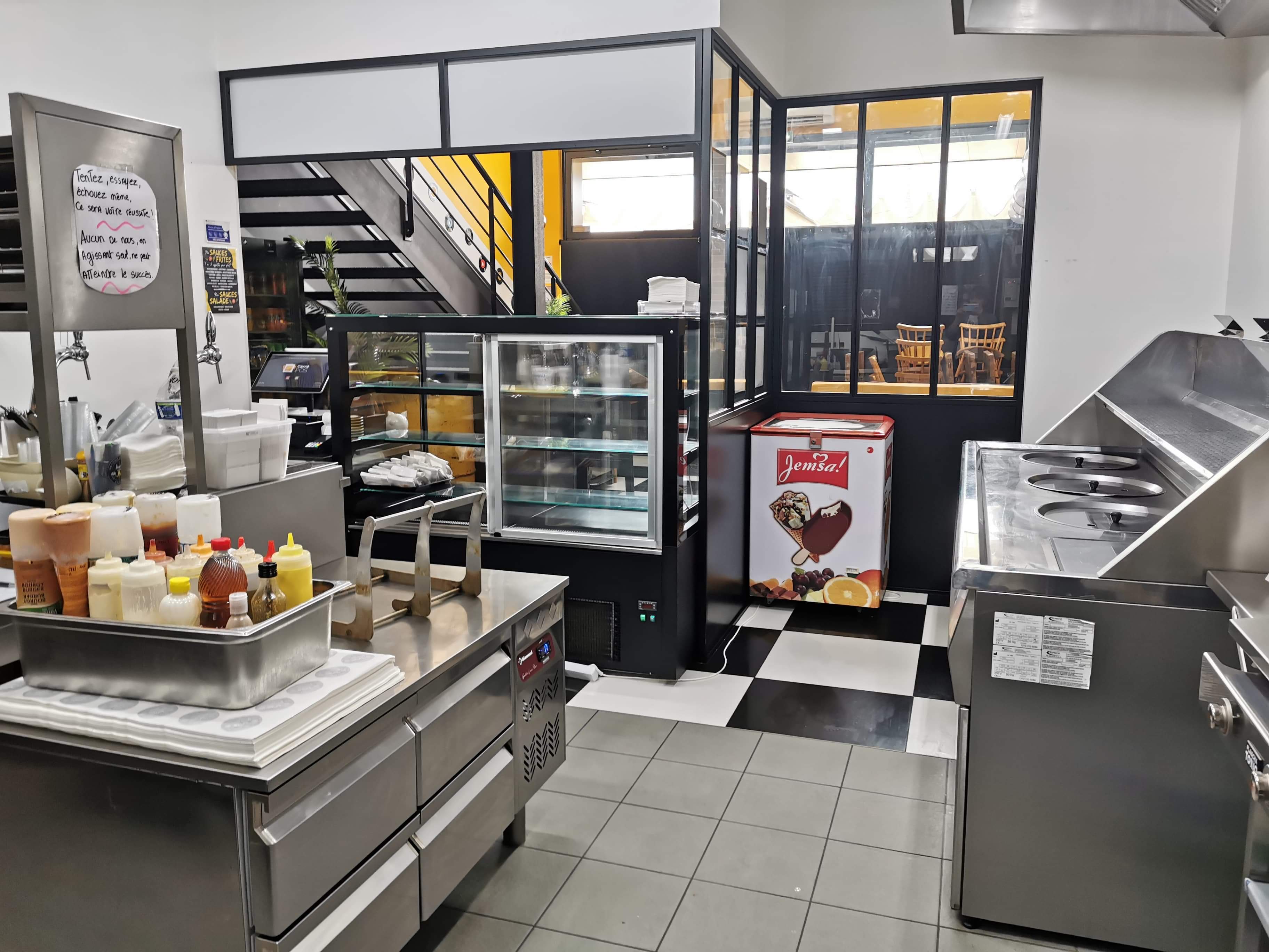 Proche La Rochelle et bord de mer
Commune de 4400 habitants en développement
A céder un fonds de commerce de restauration rapide, snack, friterie, brasserie sur place et à emporter de bonne notoriété avec licence 3.
Emplacement premium au cœur d’une zone commercial avec très grand parking.
Local commercial et outil de travail neufs 2021 composé d'une surface commerciale totale de 145m2
WC aux normes PMR ainsi que toutes la partie public du restaurant, d'une cuisine semi ouverte bien équipée (friteuse 4 bacs, plancha, piano, frigos, congélateur, hotte, vitrine boisson, tireuse à bière,etc...) sonorisation et écran géant et d'un espace de stockage avec chambres froides positive et négative ainsi qu’un espace plonge avec lave batterie .
Capacité d'une 60 de couverts à l'intérieur avec grande terrasse couverte bien exposée en saison.
Clientèle fidélisée principalement composée de professionnels, d'étudiants, famille.
Fonctionnement actuel à 60% sur la vente à emporter et 40% sur place.
Ouverture actuelle du mercredi au dimanche, midi et soir. Fermeture lundi, mardi et dimanche midi
Click and collecte mis en place et service livraison possible.
Affaire clé en main idéal pour un couple ou personne seule avec l'appui d'un salarié.
Structure qui ne demande qu’à être développée unique dans le secteur. Fort potentiel

Pour toutes informations : contactez-moi par mail ou téléphone