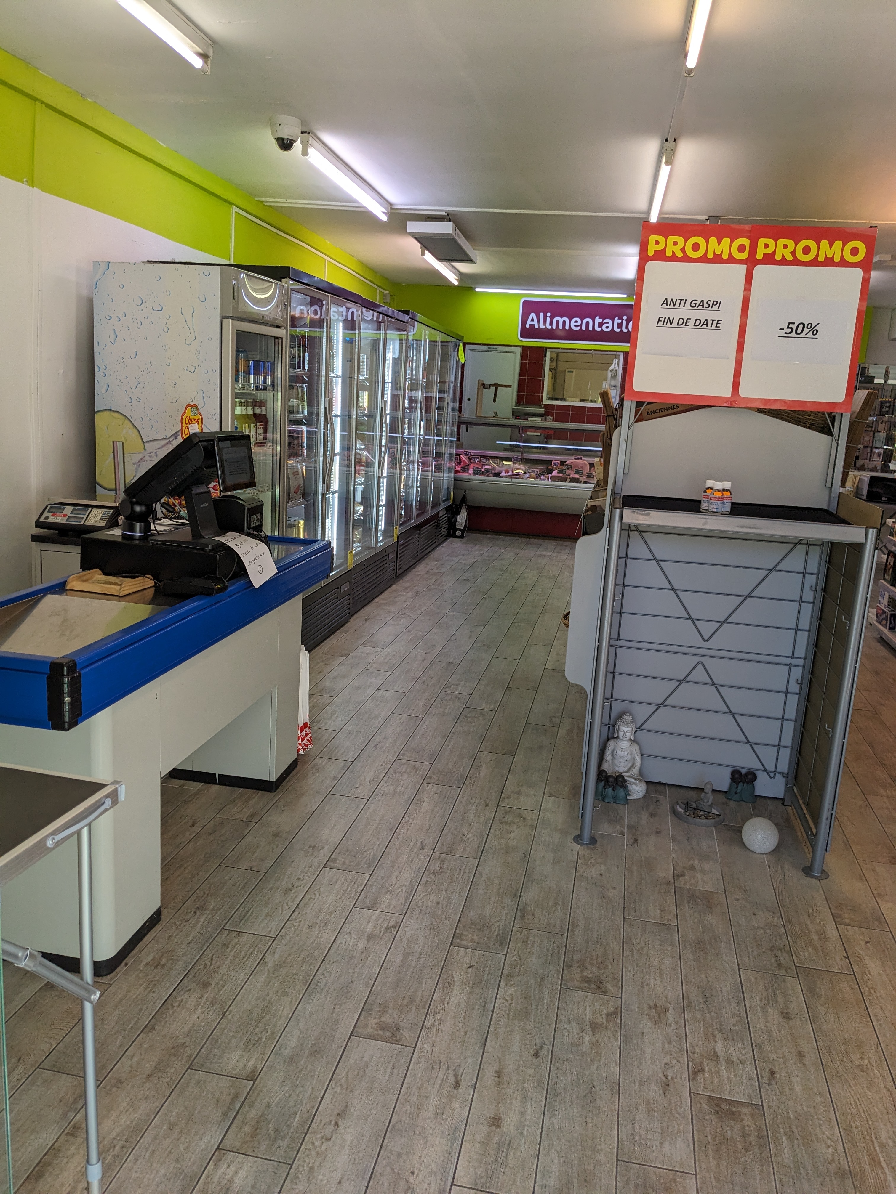 SUPÉRETTE - RAYON BOUCHERIE - Multi activités Au sein d'une petite commune rurale avec petite saisonnalité Idéal pour couple local de plain-pied avec climatisation réversible Equipements et matériel récents LES PLUS: - sans salarié - sans travaux - LOYER MODERE - BAIL NEUF
Fonds de commerce
Chiffre d'affaires (HT) : 295 500 €
Brut d’exploitation (EBE) : 54 300 €