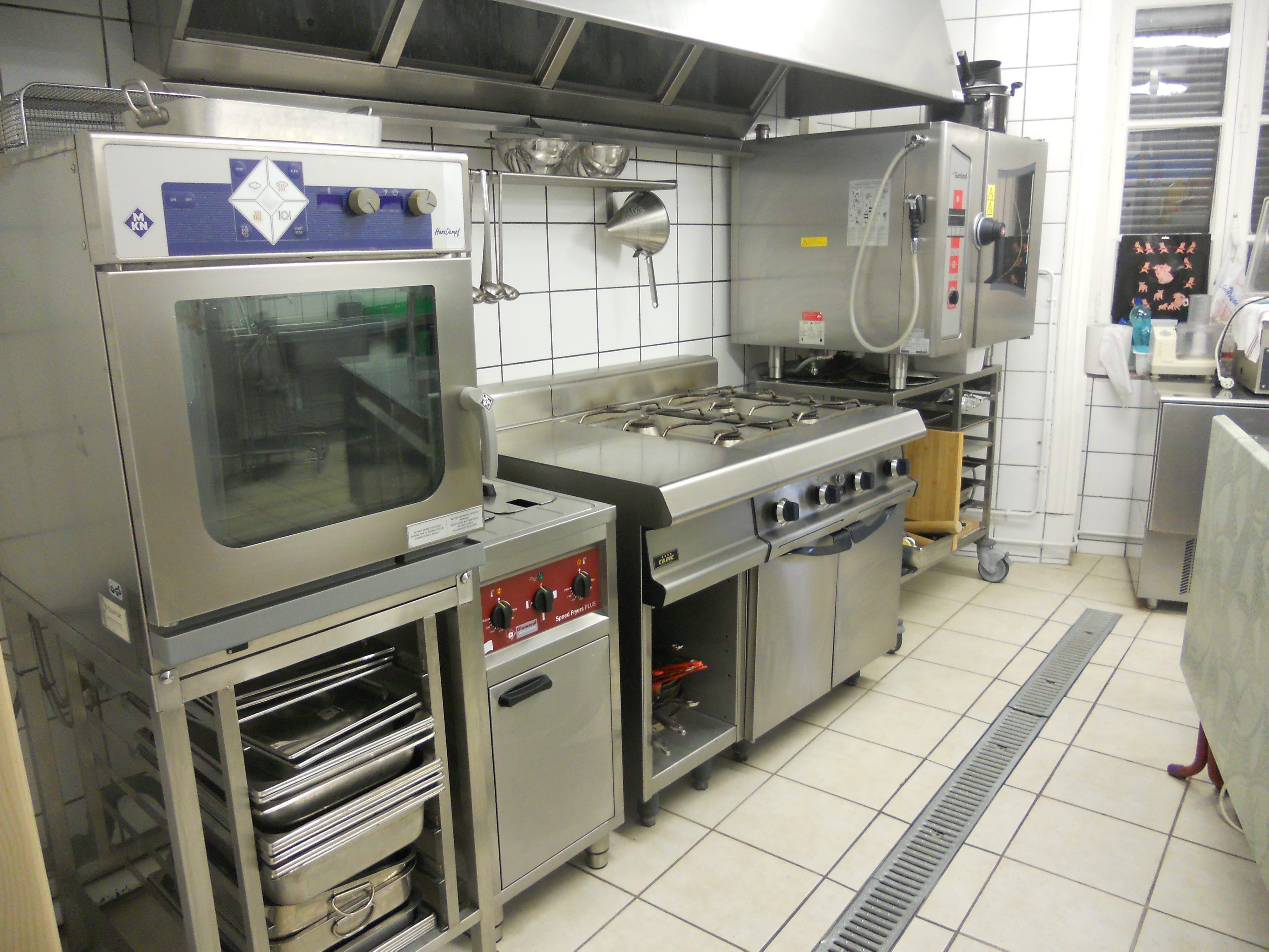 CAUSE DÉPART A LA RETRAITE, CÈDE FONDS DE COMMERCE CAFÉ RESTAURANT SUR PRIAY COMMUNE DE L’AIN (ENVIRON 2 000 HABITANTS), AU CARREFOUR DE LA DOMBES, DE LA BRESSE ET DU BUGEY, A QUELQUES MINUTES DE DEUX SORTIES D’AUTOROUTE (A42).
CUISINE LOCALE ET TRADITIONNELLE (MENU DU JOUR, CARTE ET SPECIALITES) SUR 7 SERVICES PAR SEMAINE.
AFFAIRE COMPOSÉE DE DEUX SALLES DE 30 ET 40 COUVERTS, PLUS TERRASSE 30 COUVERTS.
CUISINE : DEUX FOURS, PIANO 4 FEUX, FRITEUSE, DEUX TOURS REFRIGEREES, DEUX ARMOIRES POSITIVE ET NÉGATIVE, LAVE-VAISSELLE, MACHINE SOUS VIDE, CELLULE DE REFROIDISSEMENT.
BAR : MEUBLE REFRIGERE, CAVE A VIN, MACHINE A GLAÇONS, LAVE-VERRES.
PAS DE CONTRAT BRASSEUR. 
CUISINE AUX NORMES, ACCÈS PMR.
LICENCE IV.
APPARTEMENT 4 PIÈCES A L’ÉTAGE, CAVE EN SOUS-SOL.
LOYER 1200 EUROS HT/ MOIS.  
PRIX DE VENTE 120 000 EUROS – POSSIBILITE ACHATS MURS.
POUR TOUS RENSEIGNEMENTS : 04 74 46 80 57