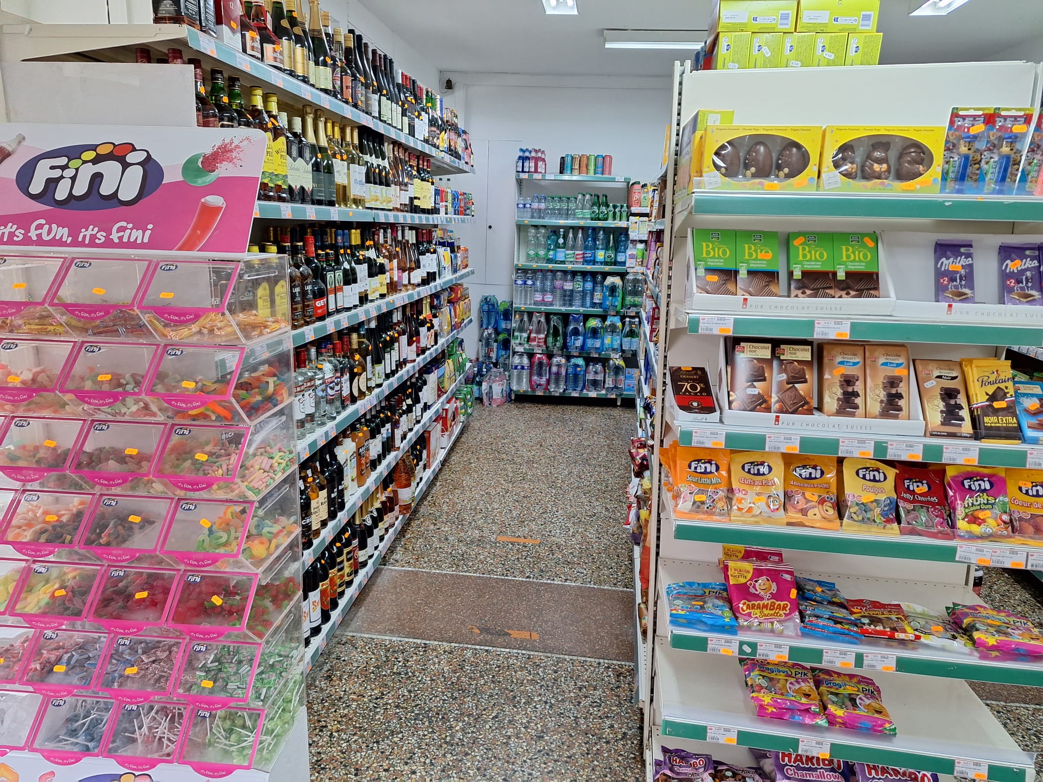 Vous désirez reprendre une supérette qui se trouve dans un village dynamique ( écueille 36240 )
Magasin, bénéficiant d'un emplacement idéal en face de l'hotel du ville et des places de stationnement sont disponibles à proximité
 Le magasin a une surface de vente de 44m2 et une réserve de 30m2
 l'engagement a l'étage ( 3 chambre et cuisine et douche)
Pour plus d'informations n'hésitez pas de me contacter _+33 6 61 34 19 13_