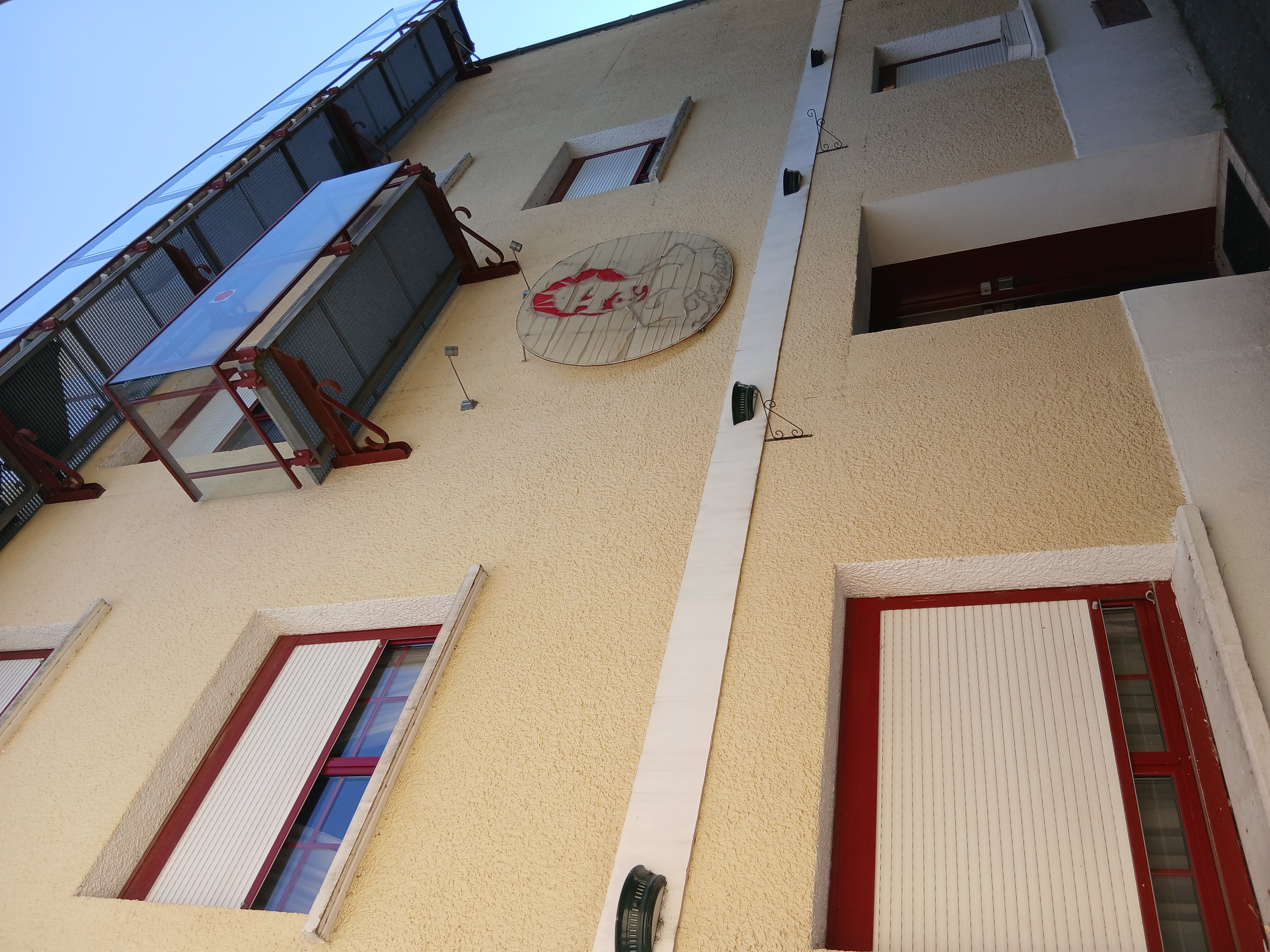 - Structure hôtelière :
- 5 chambres équipées (à décrire : literie, mobilier, équipements comme TV, climatisation, etc.).
- Salles de bain modernes avec douche à l’italienne (préciser si privatives ou partagées).
- Possibilité d’exploitation en Airbnb : Idéal pour un investissement locatif flexible et rentable.
- Ascenseur : Accessibilité optimale pour les clients.
- Commission de sécurité 2023
- Appartement meublé indépendant :
- 60 m² : Espace de vie complet (cuisine équipée, salon, chambre, salle de bain).
- Location flexible : Possibilité de louer au mois ou à la semaine, pour diversifier les revenus.