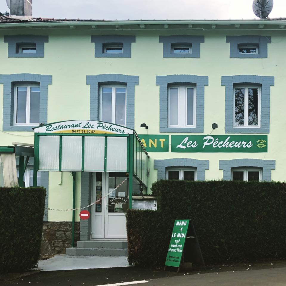 Bel opportunité pour restaurateurs dans un cadre verdoyant et proche de la Loire. capacité 60 couverts intérieur et 60 couverts extérieur. 
L'exploitation peut être gérée par un couple avec l'aide d'extras certains jours de la semaine.
Affaire saine et rentable avec un bon potentiel de développement.
Une belle opportunité pour s'installer dans un cadre agréable tout en exploitant un restaurant prospère.
Tout proche d'un jeu de pétanque, sur un parcours de marche, vélo, également proche d'un centre de canoé kayak.
Pas de personnel à reprendre, l'équipement est complet, aux normes avec un accès PMR, le stationnement est à proximité immédiat.
Possibilité de logement sur place.
Nous souhaitons vendre pour un départ en retraite bien mérité.