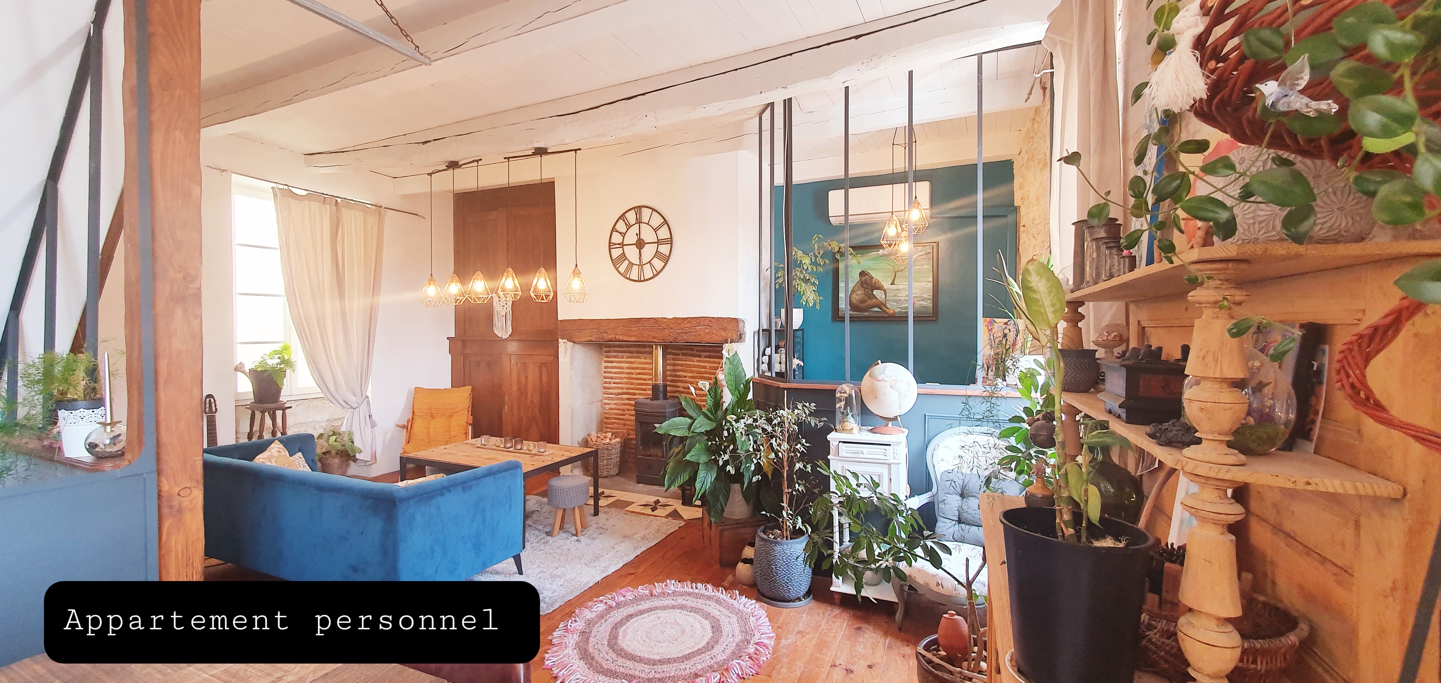 Au cœur d'un joli village médiéval du Lot, immeuble en pierres à vendre, composé d'un salon de thé, d'un gîte et d'un appartement, le tout sur 180m2.
Le salon de thé bénéficie d'une clientèle locale et fidèle toute l'année ainsi que d'un gros surcroît d'activité durant la saison estivale. 
Un lieu plein de charme idéal pour un projet de couple.
Son atout supplémentaire, la grande terrasse fleurie dominant sur les toits du village. 
Région touristique.