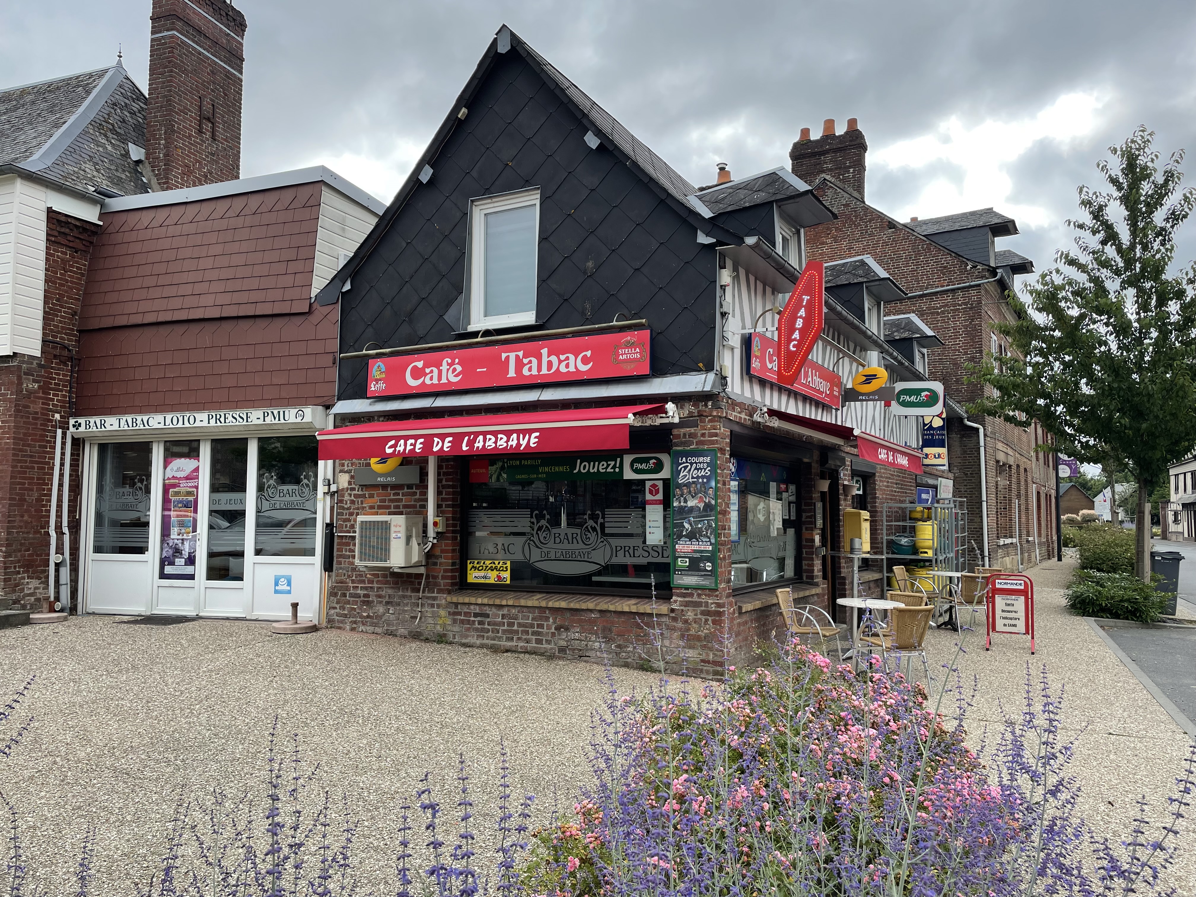 Cause départ à la retraite, vente de mon commerce.
80 M² BAR TABAC FDJ PMU PRESSE
Dans un bourg de Seine Maritime, entre Rouen et Dieppe, sur axe passant, Bar Tabac FDJ PMU coin presse, divers dépôts et relais. Affaire idéale pour couple, composée d'une salle de bar de 24 places assises, d'une terrasse bien exposée de 50 places. Parking extérieur à proximité. Possibilité de développer l'activité. Fermé le dimanche après midi, le mercredi et les jours fériés + 5 semaines de congés.

Atouts du bien : Emplacement stratégique : Le bien est situé dans une zone à fort passage, offrant une grande visibilité. proximité des transports : Accès facile aux réseaux de transport.