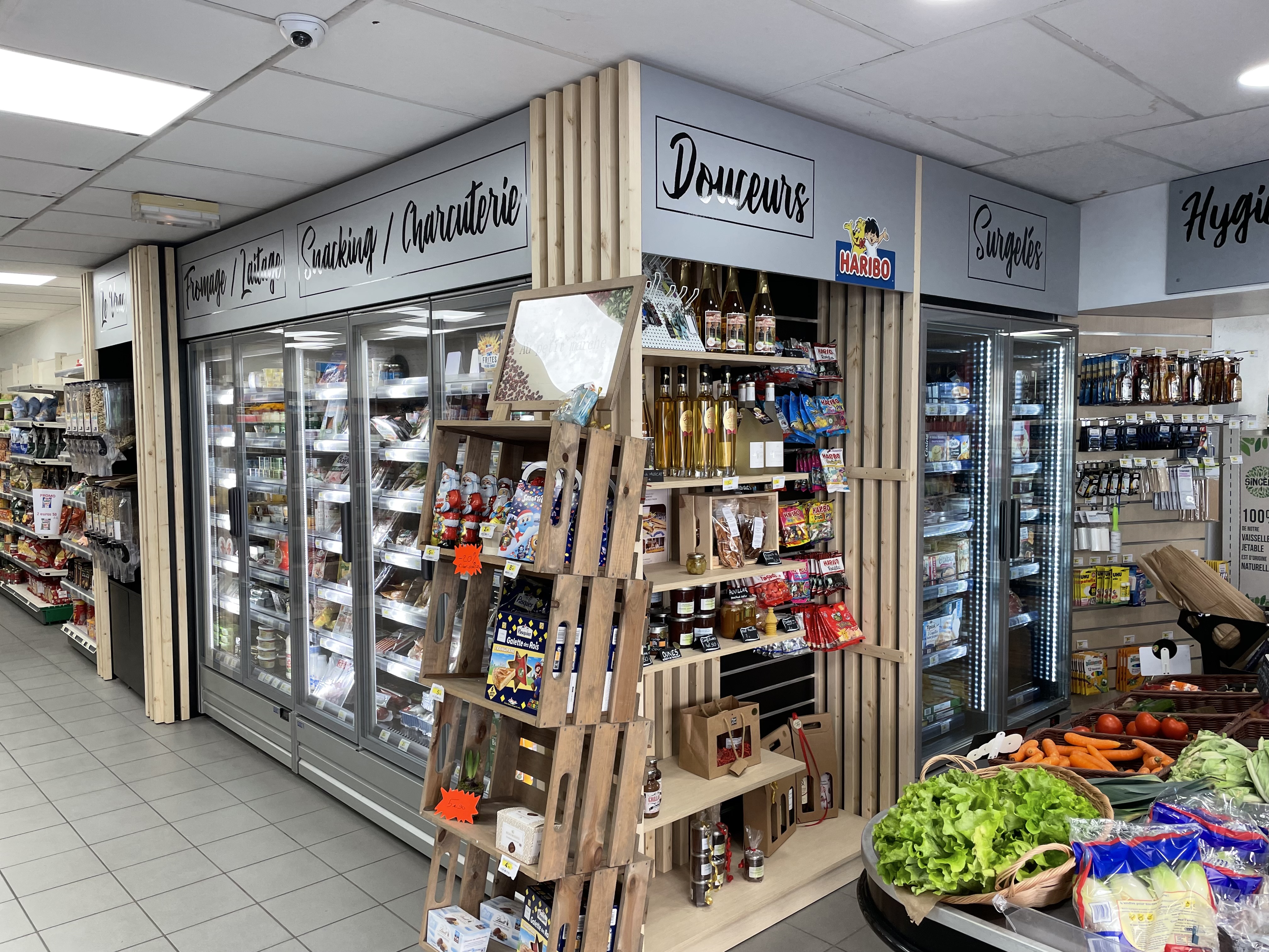 À vendre : commerce multiservices de 150 m² entièrement rénové, situé dans un village classé et étape majeure du chemin de Saint-Jacques-de-Compostelle. Le passage quotidien de nombreux pèlerins, randonneurs et touristes assure un flux constant et une activité soutenue toute l’année en plus de la clientèle locale , situé sur un axe passant avec places de parking.

🔹 Affaire extrêmement rentable : EBE de 118 000 €
🔹 Prix de vente : 250 000 € — rendement rare sur le marché


Activités : épicerie, tabac, presse, FDJ, cave à vin, point chaud/pain, boissons à emporter, snacking, souvenirs (fort potentiel pèlerins et touristes ).

Le village dispose d’un environnement commercial complet : plusieurs restaurants, un bar, une pharmacie,  etc ... , renforçant l’attractivité du secteur et la consommation locale.

 Très belle performance économique, idéale pour un couple recherchant une activité solide, stable et immédiatement rentable.

Un potentiel de croissance réel :

-Développer les produits régionaux
-Élargir l’offre souvenirs et articles pour pèlerins
-Renforcer le point chaud / traiteur
-Ajouter des services pratiques pour les randonneurs (kits, snacking énergétique, recharge mobile…)

Équipement complet et récent : chambres froides, vitrines, frigos boissons, clim neuve, alarme, vidéosurveillance, porte blindée.
Aucun investissement n’est nécessaire : tout le matériel est moderne, opérationnel et parfaitement entretenu.