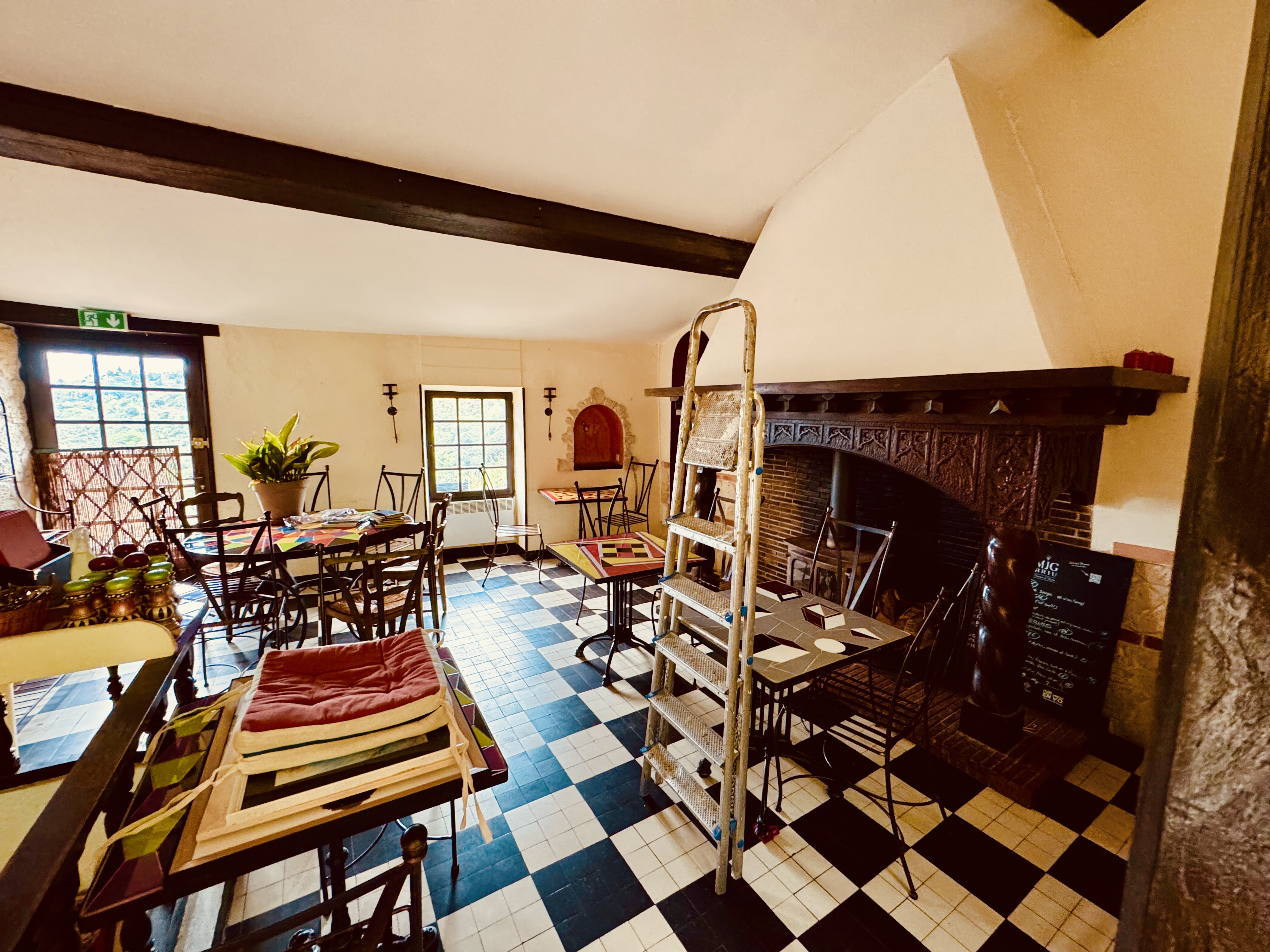 Local commercial Emplacement numéro 1 - Plus beau Village de France avec plus de 500.000 visiteurs annuels - Exploité en restaurant jusqu'en 2025
CA Historique : 380 000 €

L’OPPORTUNITÉ :
Situé au 9 Carrer del Mitg, sur le passage obligé menant au Château vicomtal, ce local bénéficie d'une visibilité maximale et d'une clientèle touristique internationale massive.

LE BIEN (190 m²) :
Un bâtiment en pierre alliant charme médiéval et patio, appartement de fonction, plusieurs espaces avec possibilité de sous-location :

Espace Commercial #1 : 3 salles de restaurant (dont une avec une magnifique cheminée d'époque), un espace bar/accueil, un espace cuisine avec extraction, arrière-cuisine, chambre froide et cave.

Espace Commercial #2 : salle de 20m2 avec four à bois idéal pour de la vente à emporter. Entrée indépendante directement sur la rue qui mène au château.

Le "Plus" Extérieur : Un patio intérieur privatif, un atout unique et recherché dans le village avec troisième entrée qui donne sur une petite place de Castelnou.

Logement Inclus : Un appartement de 35 m² (salon/cuisine, salle d'eau, 2 chambres dont une en mezzanine), idéal pour du logement saisonnier à forte rentabilité ou pour un exploitant. Quelques travaux sont à prévoir pour améliorer le confort.

PERFORMANCES & CONDITIONS :
Cet emplacement stratégique garantit un flux constant, comme en témoigne le Chiffre d’Affaires historique de 380 000 €.

Droit d’entrée : 30 000 €

Loyer mensuel : 2 600 € (Charges Comprises)

Taxe Foncière : 1200€ environ, refacturation au preneur

Potentiel : Exploitation immédiate en restauration, crêperie/pizzéria, bar à cocktails premium, galerie d'arts, concept-store de luxe, boutiques souvenir, bubble tea, antiquaires...

Produit rare sur le marché. Dossier complet et photos sur demande après premier contact.