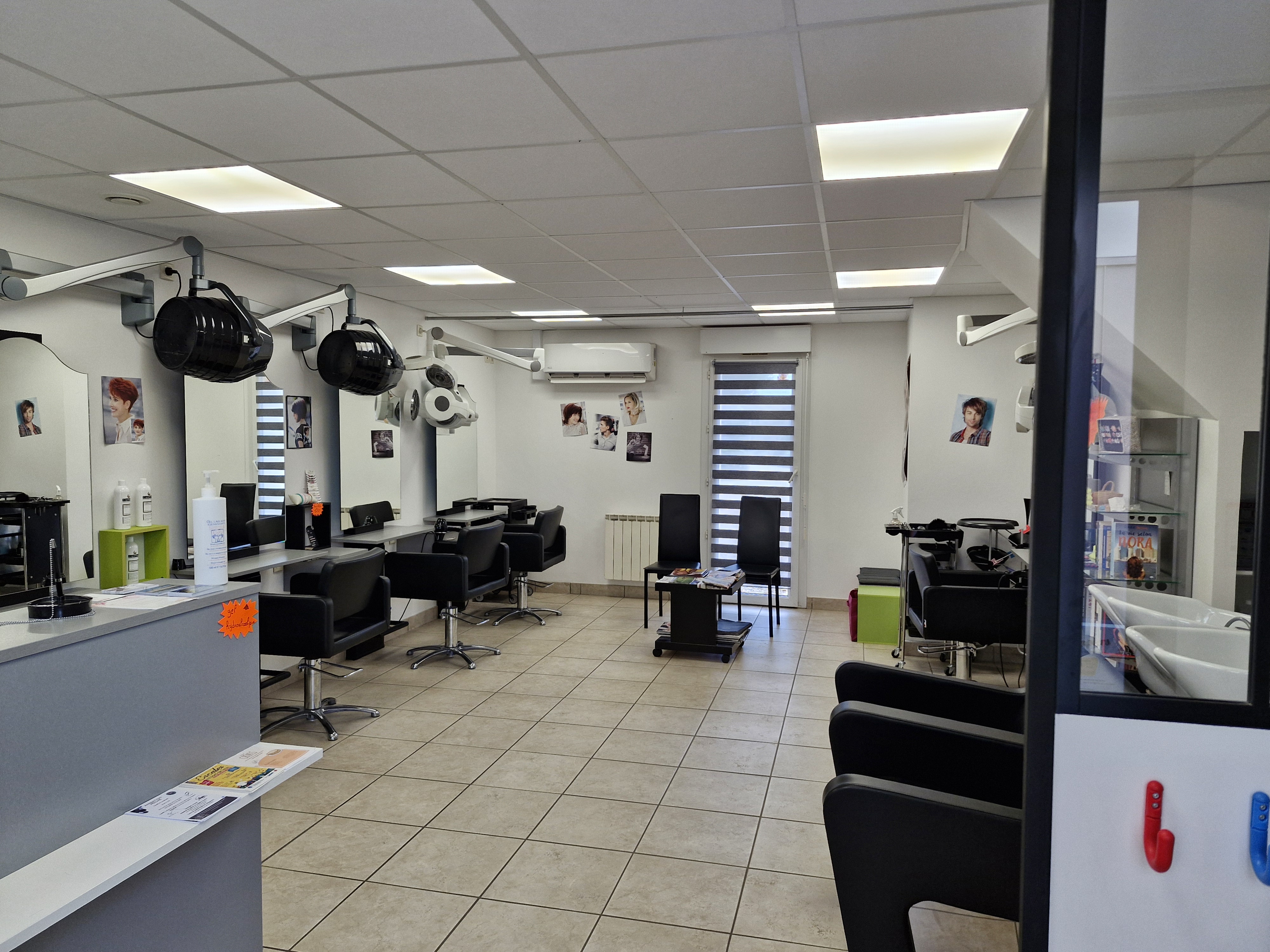 Entre Laval et Chateau Gontier, dans un commerce dynamique à Villiers charlemagne, avec d'autres commerces, je vends mon fonds de commerce salon de coiffure.
Ce salon dispose de 2 bacs à shampooing, 5 postes de coiffage, un coin caisse, une réserve, un wc, sur une surface de 60m2.
Mobiliers, bacs et poste de coiffage sont récents, aucun travaux à prévoir, petit loyer, bonne clientèle fidèle. La climatisation est récente.
Mobilier + fonds de commerce + matériels  = 48 000 €
1 fois par mois présence d'une esthéticienne.
1er contact par mail SVP

Le salon et les clients n'attendent que vous