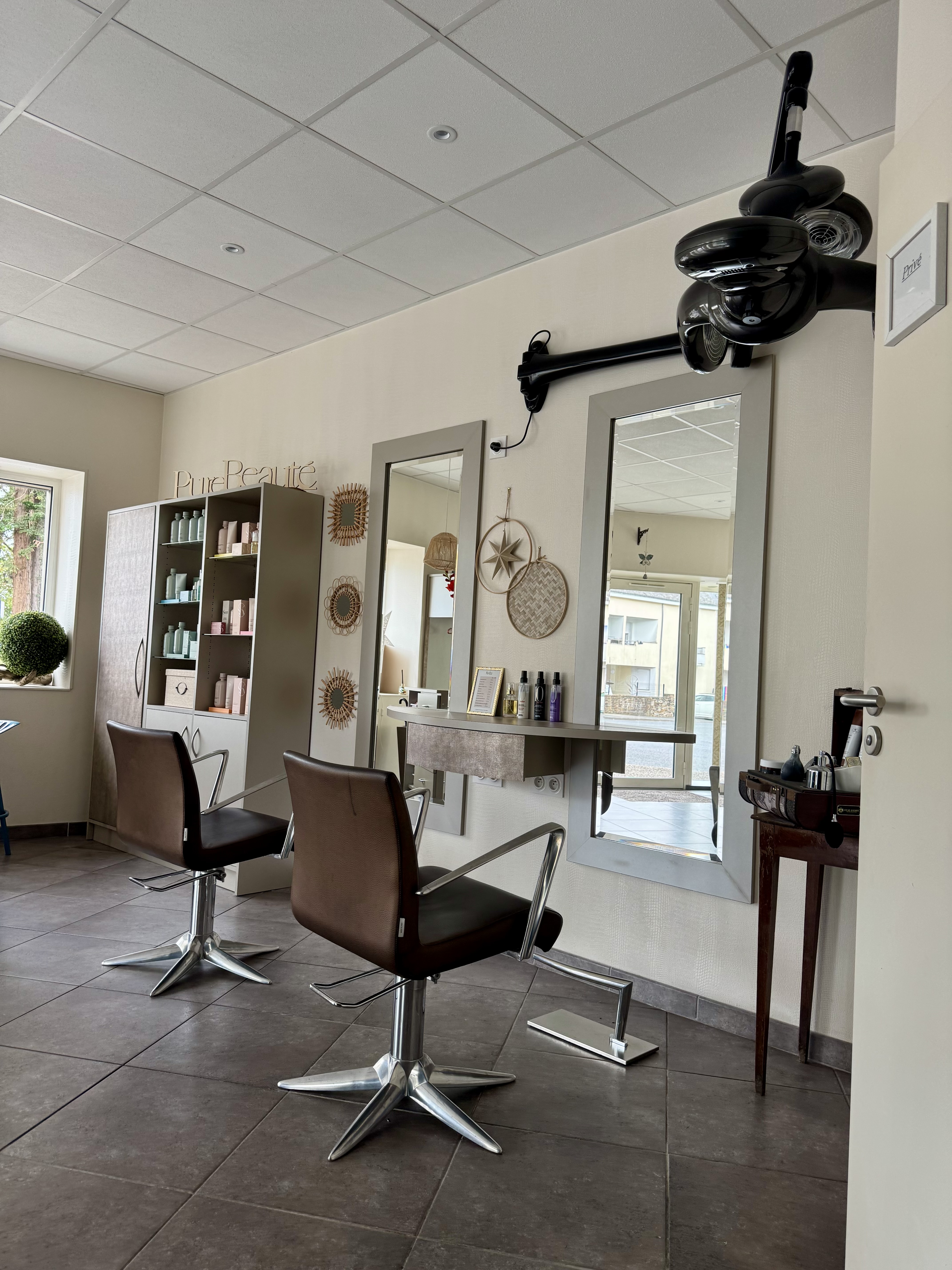 Salon de coiffure Mixte à vendre ! 
Emplacement à Vallons de l’Erdre. 
Fond de commerce et possibilité d’achat des murs. 
Ce salon de coiffure bénéficie d’un emplacement d’angle assurant une excellence visibilité. 

Très bien situé dans une commune de 2600 habitants, dynamique et très bien fréquenté. Clientèle fidélisé depuis 13 ans. 

Possibilité d’accompagner à la reprise. 

Effectif 1 gérante 
Description : 

•Surface totale de 45m2 
•Vitrine de 12m de façade 
•Salon spacieux et lumineux
•4 postes de coiffage
•2 bac à shampooing 
•1 labo/reserve 
•1 WC 

Environnement accueillant, confortable pour la clientèle.
Parking public à proximité.
Aucun travaux n’est à prévoir. 
Salon entièrement remis à neuf.

Après 13 ans d’activité dans ce salon et 47 ans d’expérience professionnelle, ce fond (possibilité d’achat des murs) est proposé à la vente en raison d’un départ à la retraite de la gérante. 

Il constitue une opportunité idéale pour un professionnel de la coiffure souhaitant s’installer, une affaire établie qui s’adresse à une clientèle fidèle. 
Il n’existe qu’un seul conçurent local, ce qui renforce l’attractivité de cet activité.
