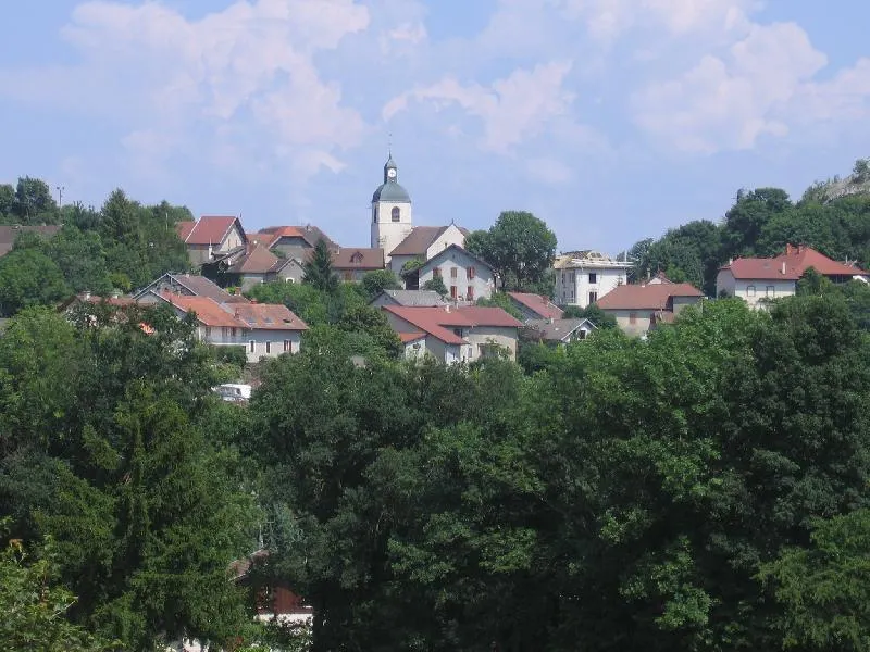 Réouverture du café-multiservices de Chaumont
 
Chaumont (Haute-Savoie) est une commune de 527 habitants, située à proximité de la Suisse, dans un bassin de vie dynamique avec près de 12 000 habitants dans un rayon de 15 minutes. La population est en croissance, avec un revenu médian supérieur à la moyenne nationale. Le local à reprendre bénéficie d’une bonne visibilité, d’une grande capacité d’accueil et d’un potentiel de clientèle locale et touristique. Une étude de terrain a confirmé l’attente pour une offre de type brasserie, avec une activité de bar en complément. Le tissu associatif est actif et facilite l’intégration locale. Le loyer pourra faire l’objet d’un démarrage progressif pour soutenir l’installation
 
Activités potentielles : bar,  restauration, dépôt de pain, relais colis
 
Le local :
 
● Local neuf, à équiper
● Bar, salle , terrasse et stationnement a proximité
● Superficie : 150m2
 
Contrat proposé :
 
Bail commercial 3-6-9 signé avec la mairie de Chaumont
 
Aspects financiers :
 
Apport financier pour stock produits, trésorerie et équipement. 
Loyer 1ère année : 450€ mois 1, augmentation mensuelle de 19€ jusqu’au mois 24 pour atteindre 900€
 
Profil de gérant recherché :
 
● Vous possédez des vraies qualités de commerçant et une vive volonté d’entreprendre.
● Vous souhaitez vous engager en faveur de la ruralité et en comprenez les enjeux.
● Vous justifiez d’une expérience significative dans le secteur de la restauration et maitrisez les normes d’hygiène et de sécurité.
● Vous avez des bases solides en gestion et faites preuve de rigueur et d’organisation.