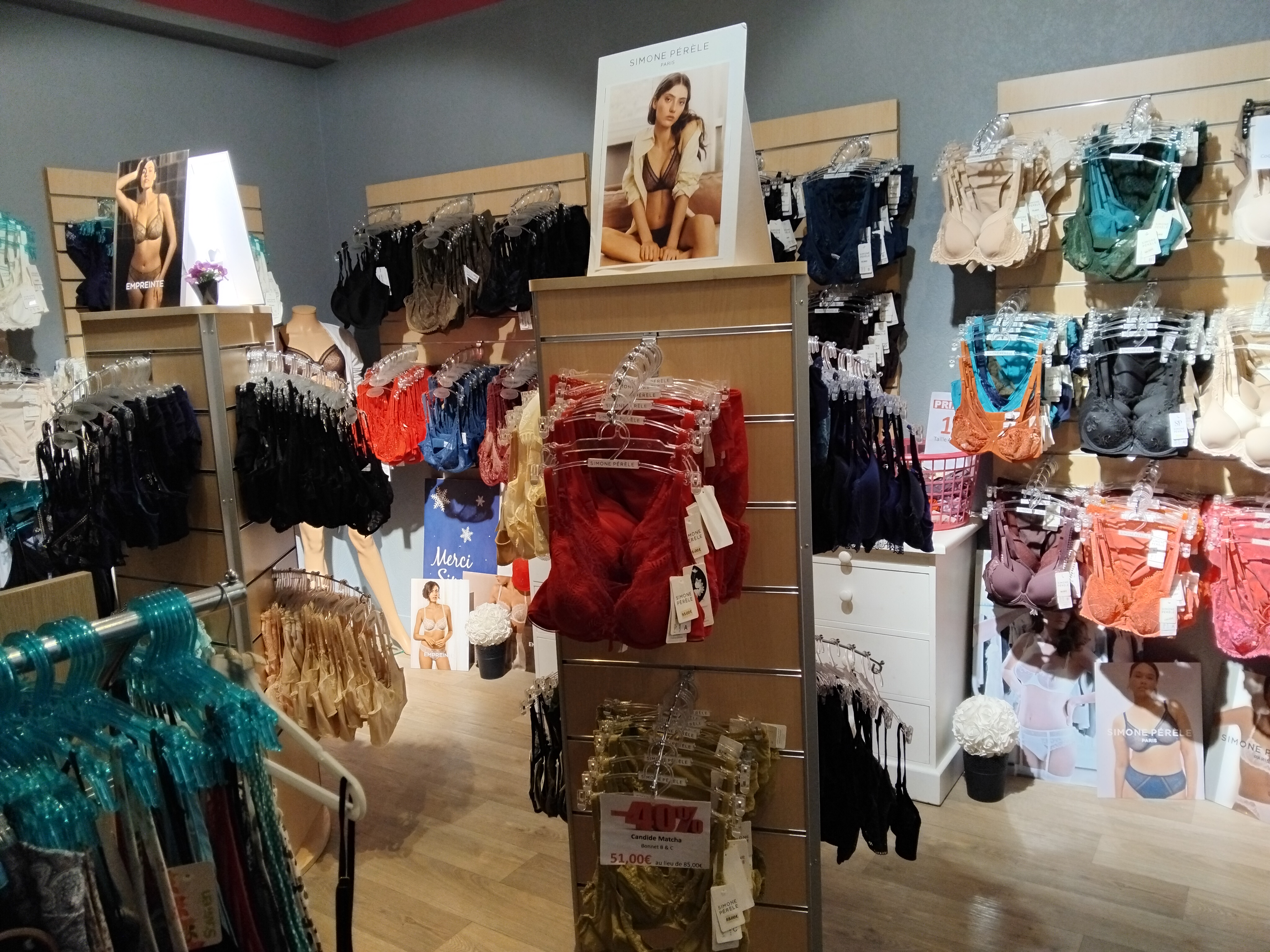 Vente fond de commerce pour cause départ en retraite.
Situé dans le centre ville de Pouancé, petite cité de caractère de l'Anjou , ce commerce bénéficie d'un emplacement de premier ordre avec une excellente visibilité.
Activité :
- Lingerie fine et lingerie de nuit femme
- collants
- maillots
 de bain
-coin Mercerie
- Laine PHILDAR
Atouts :
- Pas de concurrence directe sur 30kms
- Accessibilité conforme aux normes PMR
Prix de cession : fond de commerce à 29000€ matériel compris - loyer : 500€/mois.
Possibilité achat bâtiment (local commercial + appartement 107m2)