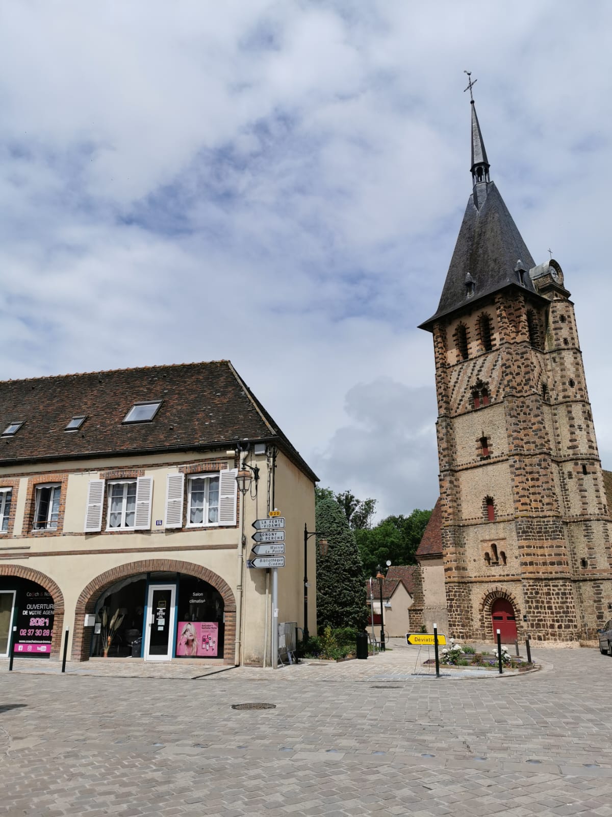 Salon de coiffure mixte en lisière du Perche, dans une charmante commune de 3200 habitants. Situé en plein centre-ville, avec parkings gratuits à proximité. Salon lumineux de 42m², refait à neuf en 2019/2020, climatisé, avec 2 bacs et 3 postes de coiffage.
Clientèle habituée et fidèle depuis 34 ans. Loyer de 562€HT/mois. CA en constante augmentation. 
Il est temps pour moi de prendre ma retraite, un accompagnement est possible de ma part. N'hésitez pas à me contacter pour plus de renseignements.