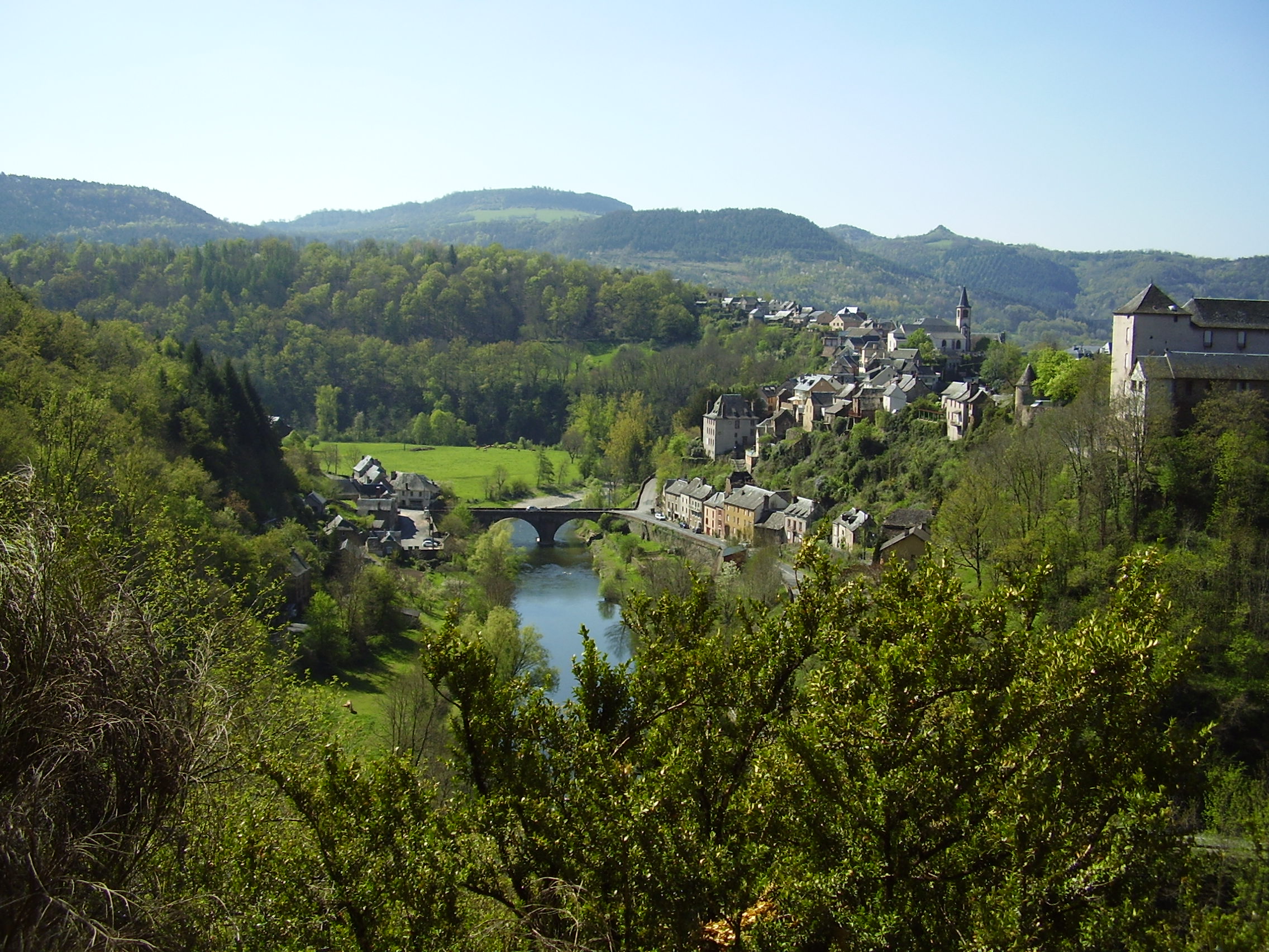 La mairie de Saint-Laurent d'Olt souhaite encourager la création d'un bar restaurant au cœur du village et  cherche un gérant dynamique pour relever ce défi  !
Le local est neuf, offrant deux salles de restaurant spacieuses et une terrasse avec vue imprenable sur le Lot et les contreforts de l'Aubrac.
Un cadre idéal pour accueillir les habitants et les visiteurs dans une ambiance conviviale et chaleureuse.
Potentiel exceptionnel !