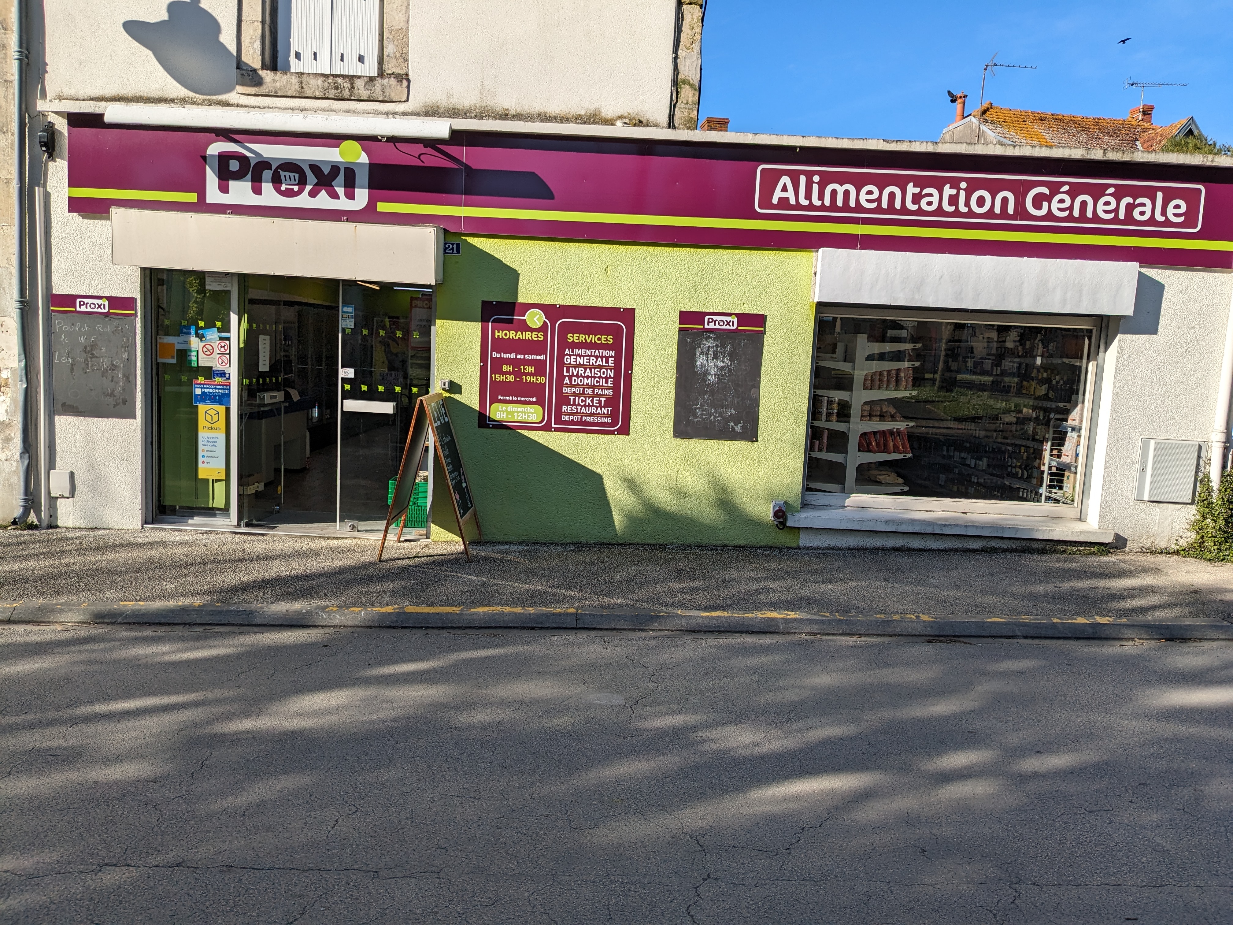 SUPÉRETTE - RAYON BOUCHERIE - Multi activités Au sein d'une petite commune rurale avec petite saisonnalité Idéal pour couple local de plain-pied avec climatisation réversible Equipements et matériel récents LES PLUS: - sans salarié - sans travaux - LOYER MODERE - BAIL NEUF
Fonds de commerce
Chiffre d'affaires (HT) : 295 500 €
Brut d’exploitation (EBE) : 54 300 €