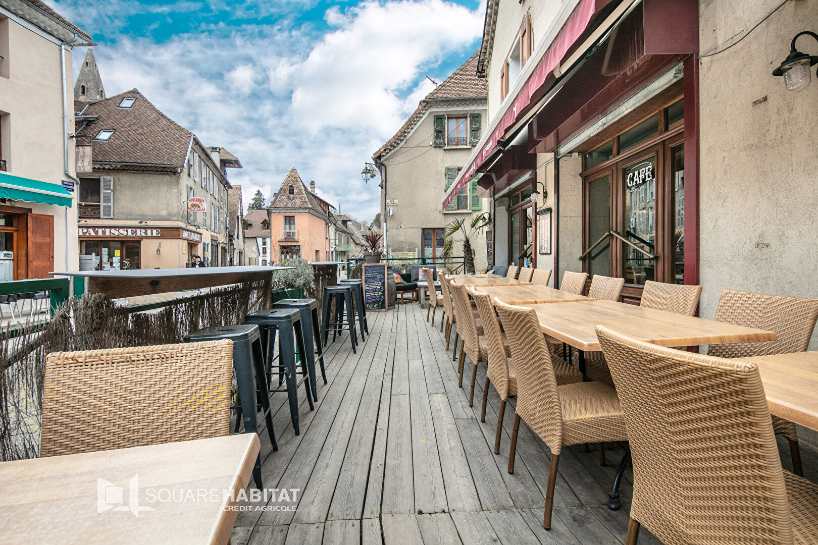 Au coeur du centre historique de Mens nous vous proposons ce pas de porte concernant ce restaurant bar, idéalement placé dans une rue commerçante, bénéficiant à la fois d'une clientèle locale fidélisée et  d'une clientèle touristique importante permettant d'enregistrer un bon chiffre d'affaire annuel. Possédant une belle terrasse sur le devant, une grande pièce à l'étage pouvant augmenter considérablement le nombre de couverts vous pourrez aussi profiter d'un appartement vous permettant de loger sur place, location des murs et appartement 2200€/mois. Nous pouvons aussi vous proposer le rachat des murs selon divers formules qui conviendrait à vos possibilités d'achat ( vente à terme envisageable).