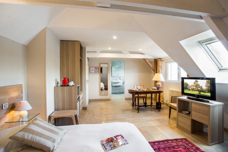 Situé, dans une petit ville tous commerces,  à 1h30 de Paris et 50 min des côtes normandes- clientèles touristique et professionnelle, nous vendons  notre hôtel -restaurant (3***) que nous avons exploité pendant 45 ans. Proche de sites très touristiques comme le Château du champ de bataille ou l'Abbaye du Bec Hellouin...
Possibilité d'accompagnement pour les démarches admnistratives et bancaires
13 chambres beaux volumes
cuisine 100m2
salle de restaurant : 150m2
salon -cheminée 80 m2
terrasse : 100m2
Chauffage au fioul
Commission de sécurité validée
Possibilité d'aide dans le cadre du dispositif "petites villes de demain"
Pas de concurrence - prix négociable
N'hésitez pas à nous appeler pour en parler !