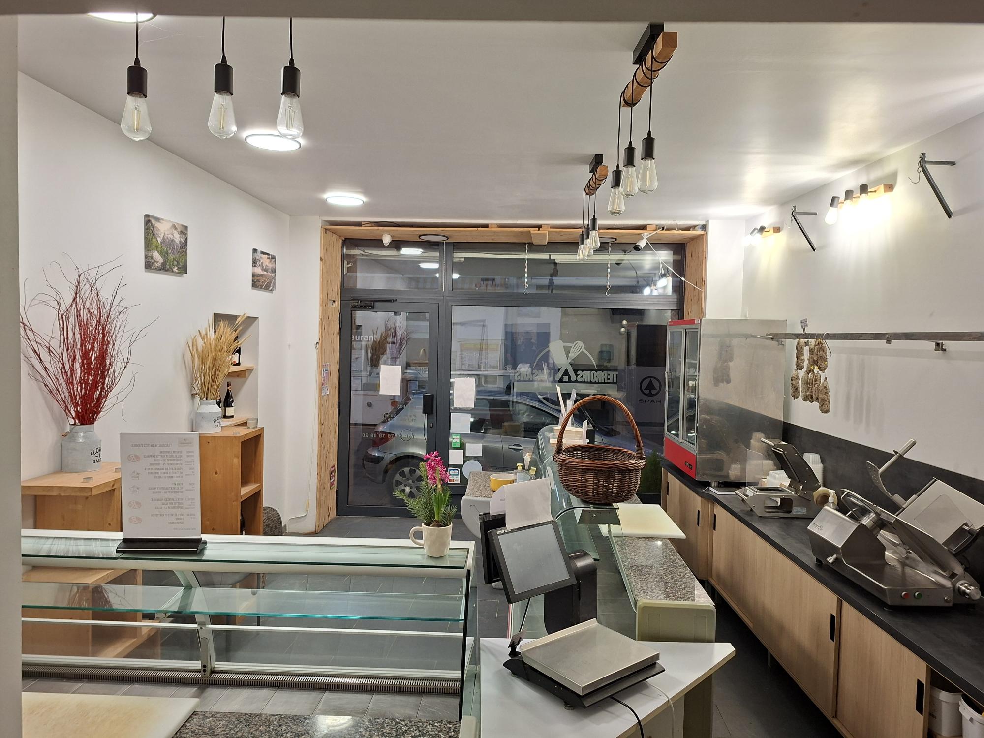 Fond de commerce, magasin et bail toute activité commerciale y compris restauration
Belle opportunité à saisir et prix négociable
Rue piétonne et commerçante au pied des stations de l'Oisans (Alpe d'Huez, Deux Alpes)
Zone touristique et nombreux cyclotouristes (Tour de France, Brevet Randonneur des Alpes, Marmotte Grandfondo...)

Bail commercial renouvelé le 1er janvier 2026
Loyer mensuel 929,28€ – emplacement premium entre une boulangerie et une fromagerie
Magasin entièrement rénové en 2021
Vérification périodique extincteurs et normes électriques à jour
Livraison à l'arrière du magasin possible
Garage avec porte automatique

300m² aménageable
Appartement 2 chambres, 1 salle de bain, 1 salon - 40m²
Magasin, arrière magasin et bureau – 40 m²
Cuisine professionnelle équipée (Four mixte, marmite gaz, tour réfrigérée, table de cuisson, cellule de refroidissement, plaque coup de feu, bac à graisse, friteuse)-19m²
Laboratoire froid (poussoir, hachoir, cutter, scie ruban, mélangeur, machine sous vide) – 40m²
2 chambres froides
Une cour/terrasse extérieure 
Une grande cave
Une terrasse extérieure