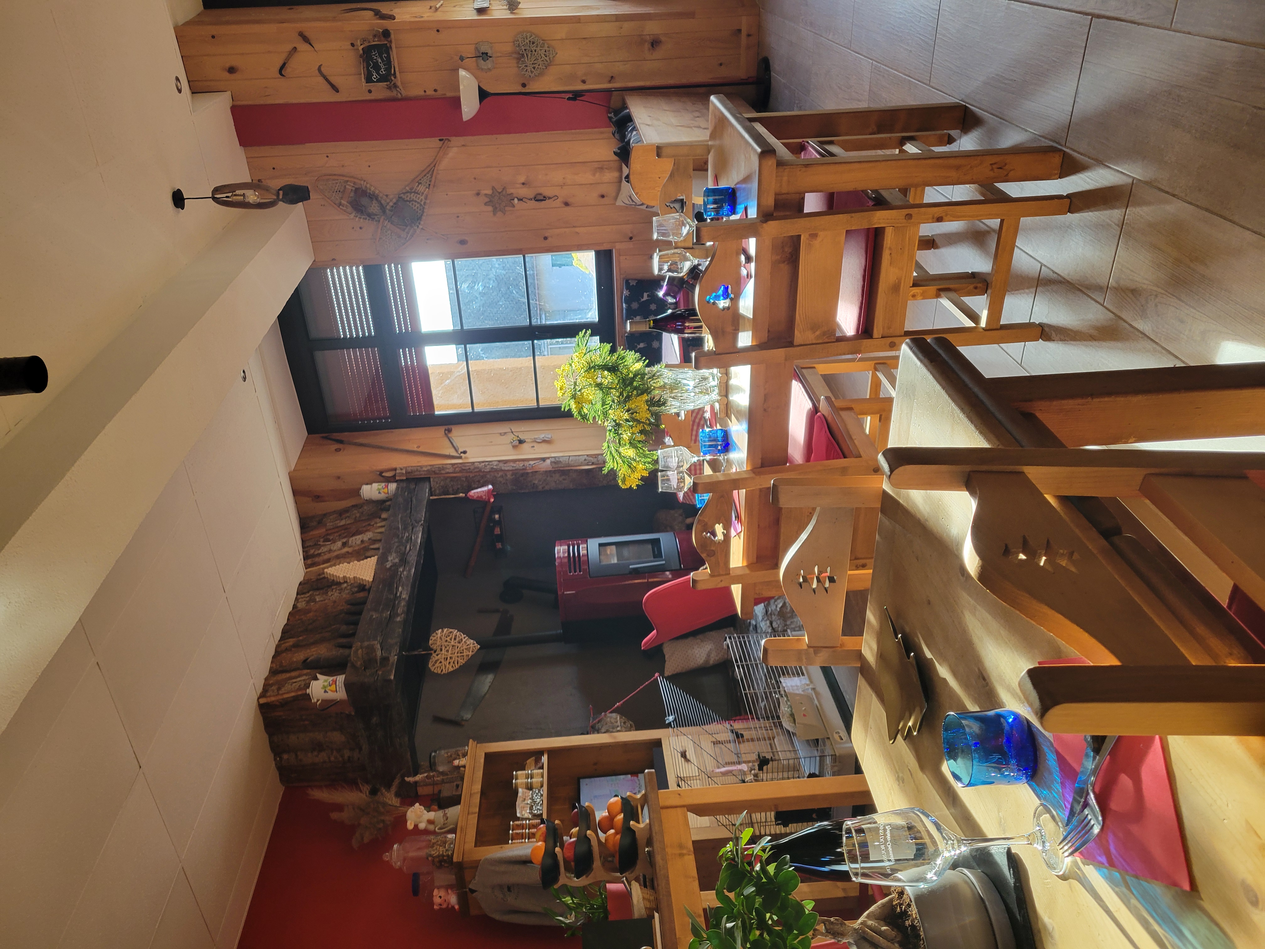 Dans un village de 35 habitants, au cœur des Pyrénées Ariégeoises , entre l'aude et les Pyrénées Orientales. Affaire en fonctionnement, de avril à octobre.  Murs à la mairie.  Loyer de 600€ .
Partie gauche de la batisse.
15 pers pour les chambres à l'étage,  petit coin douche et lavabo dans chacune.  2 toilettes sur le palier .
Restaurant terrasse et partie privative de 50 m2 niveau entrée. 
Partie droite , cuisine , rangements,  buanderie... en bas grande pièce,  WC.  Possibilité de continuer quelques travaux au niveau bas ....
Clientèle,  beaucoup de cyclistes avec la traversée des Pyrénées. Cavaliers,  motos. Randonneurs.....
CA 2025 : 120 000 € 
Photos , infos sur le site www.lesapinrouge.com