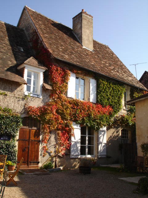 Cet établissement de standing situé au coeur d’un des plus beaux villages de France est à reprendre. Dans un environnement calme, ce domaine est propice à la déconnexion et au ressourcement.

Description du bien :

Au cœur d’un village historique, cette belle demeure allie le confort de la vie moderne tout en respectant le charme et le caractère de l’ancien.

Cette demeure propose:
–Un restaurant :
Une grande salle de 40 couverts et une salle plus intimiste de 10 couverts.
Une grande cuisine professionnelle, légumerie, plonge, lingerie
Une terrasse et pergolas ombragée par une superbe glycine et un chèvrefeuille
2 locaux techniques
–L’hôtel :
10 chambres avec leur salle d’eau
Un logement de fonction
Un bureau
Un hammam
Une grande cave
Une cour végétalisée avec parking privé

Concernant la clientèle : Il s'agit d'une clientèle principalement touristique mais il peut convenir également à une clientèle d'affaires, en quête de ressourcement et de reconnexion à la nature

Surface du bien :

Le domaine fait une superficie de 400 m².
10 chambres et un logement de fonction.

Localisation :

Sur le territoire de Grand Châtellerault en Nouvelle Aquitaine, proche du parc naturel de la Brenne, l'établissement profite d'une visibilité et d'une accessibilité optimale.

-Dans le centre bourg
-Voisin de sites historiques : château féodal, frise sculptée datant de la préhistoire au sein d'un site d'interprétation
-A deux pas de circuits de randonnées
-A deux pas de la rivière et de location de canoës
-10 minutes de la station thermale de la Roche Posay : la station accueille 8 000 curistes chaque année
-A 25 minutes du parc régional de la Brenne
-A 30 minutes de la sortie de l'A10 (axe Paris-Bordeaux)
-A mi-chemin entre Paris-Bordeaux : à 2h30

Conditions d'acquisition :

700 000 € pour le bâti (possibilité de location des murs)
150 000 € pour le fonds de commerce

Caractéristiques / Atouts :

- Un cadre exceptionnel grâce au cachet
- Potentiel de développement avéré, ce lieu se prête tout à fait aux services annexes comme des organisations de séminaires, création d'un salon de thé pour les touristes et locaux qui flânent dans le village, réception de mariage, possibilité de créer un espace bien être
- Possibilité de créer de nouvelles chambres
- Forte demande de restauration, d'hébergement sur la commune
- Nature préservée
- Les nombreuses activités pleine air à faire : canoë , randonnées, pêche.
- A proximité de sites touristiques : le Futuroscope, les châteaux de la Loire, la station thermale de la Roche Posay, le parc naturel de la Brenne.
- A 30 minutes de l'axe A10 Paris Bordeaux

Plaquette de présentation de la commune : https://www.pole-implantation-tourisme.org/wp-content/uploads/2025/03/Angles-sur-lAnglin.pdf